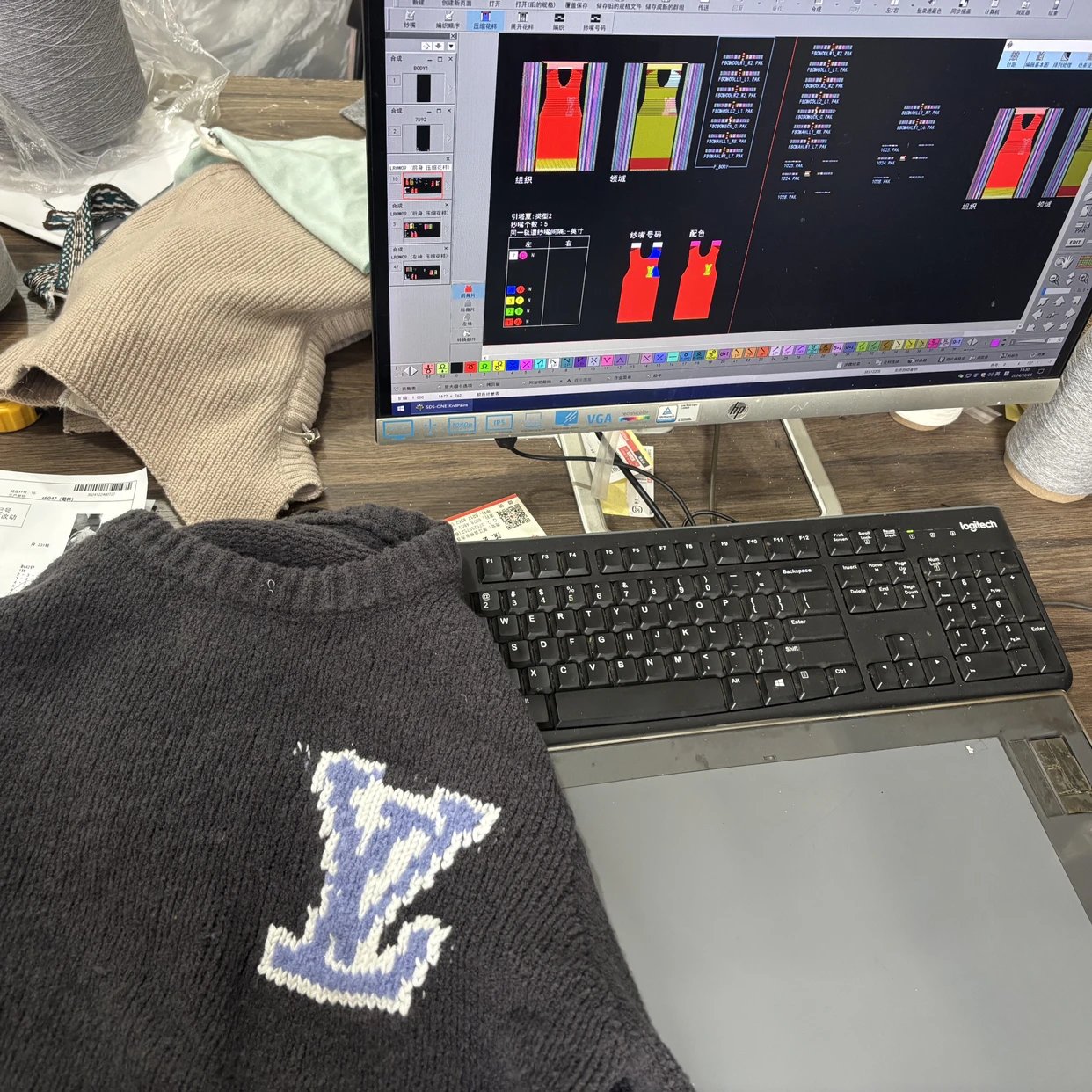 Knitting-pattern monitor