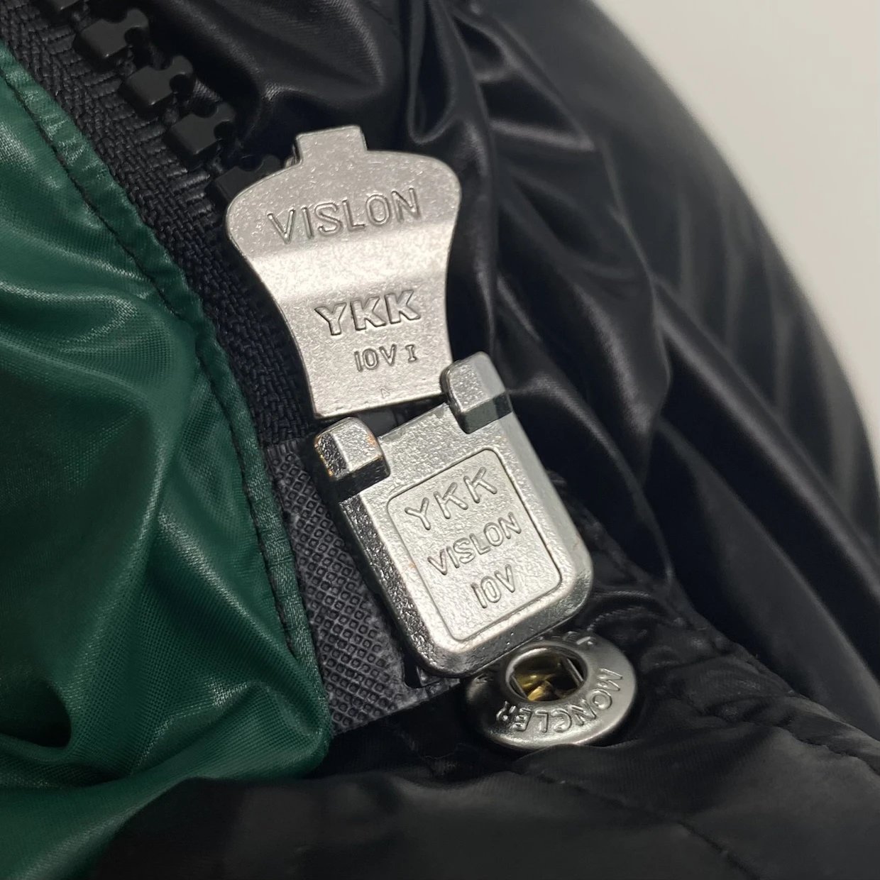 Zipper-back detail