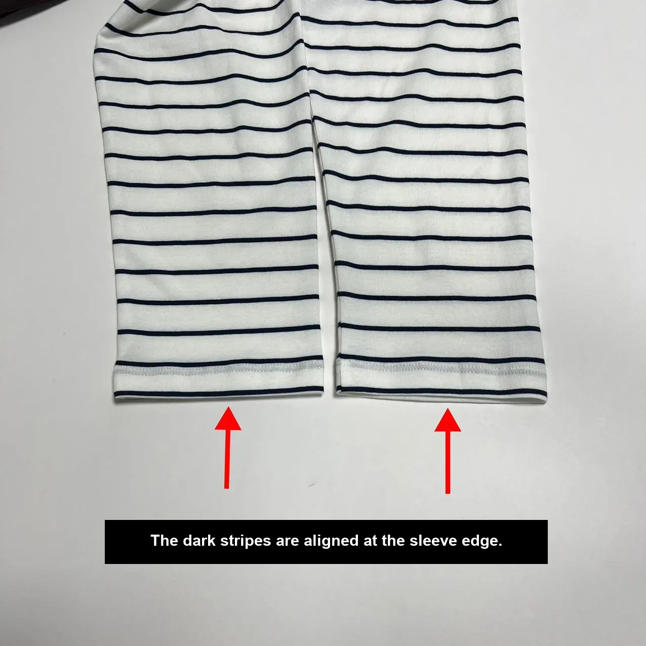 Sleeve-edge stripe alignment