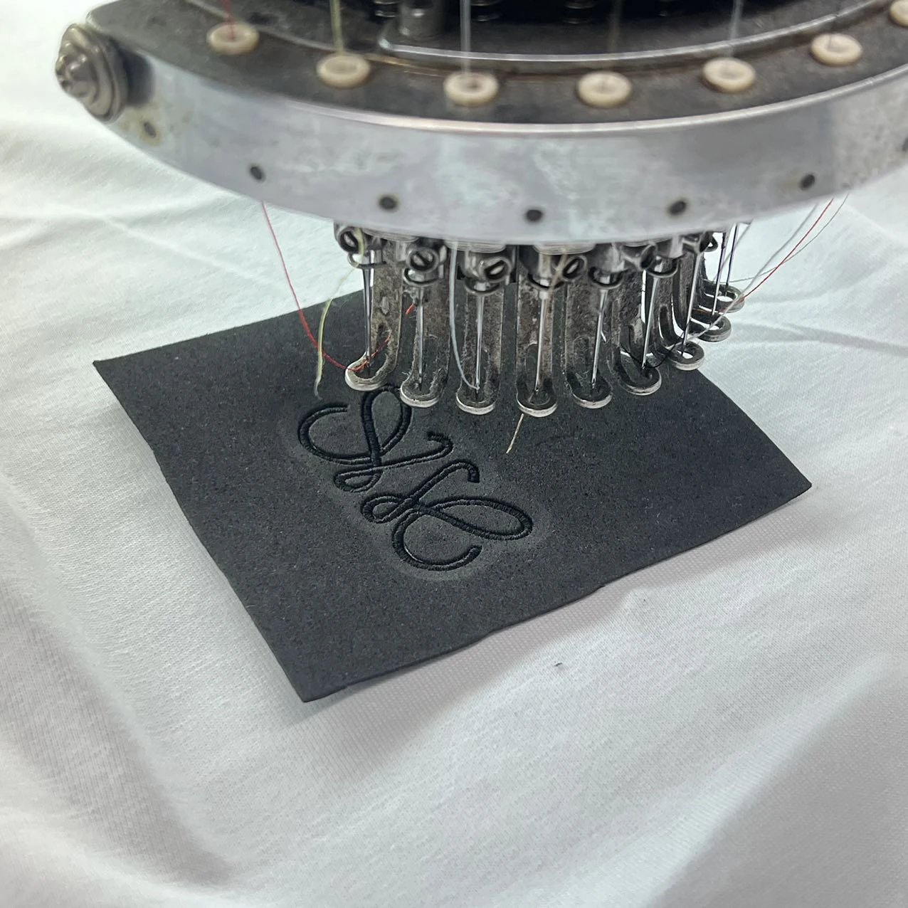 Embroidery foot and stabiliser