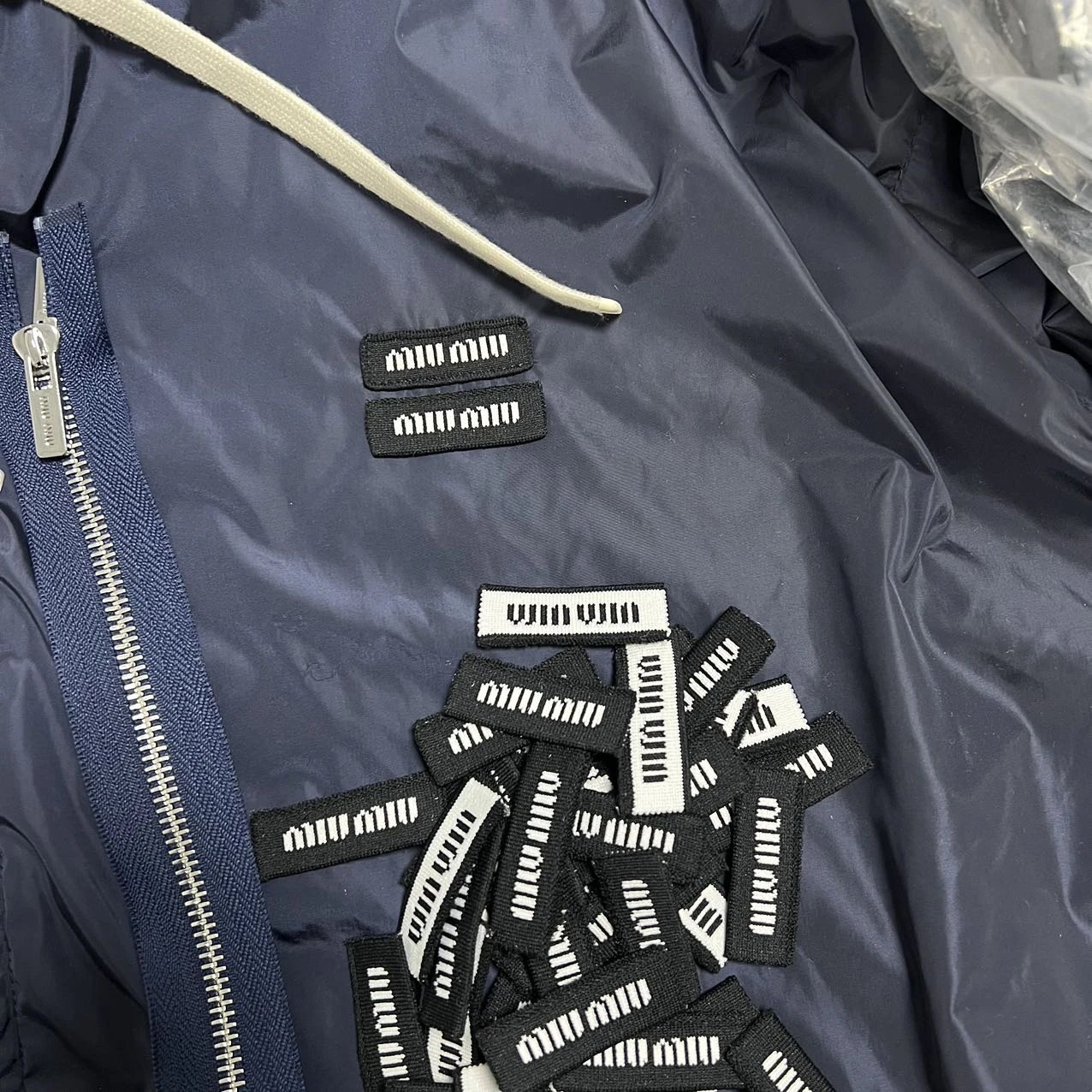 Loose woven labels