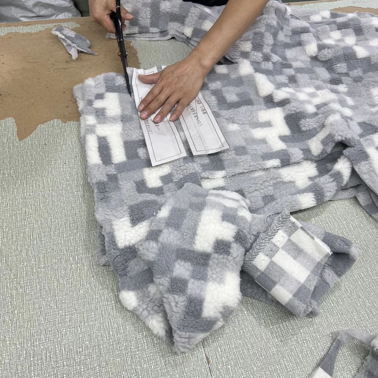 Cutting the pile fabric