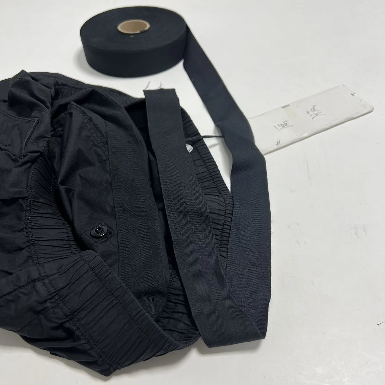 Elastic and waist layout