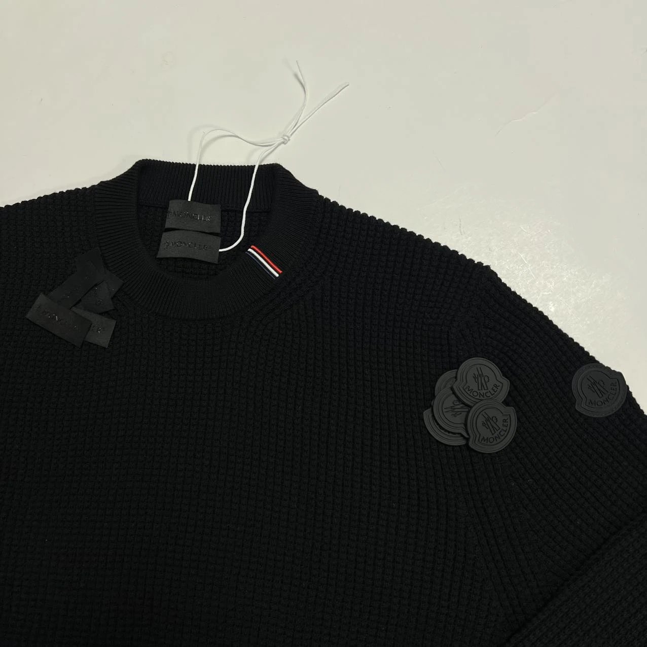 Garment with loose trims