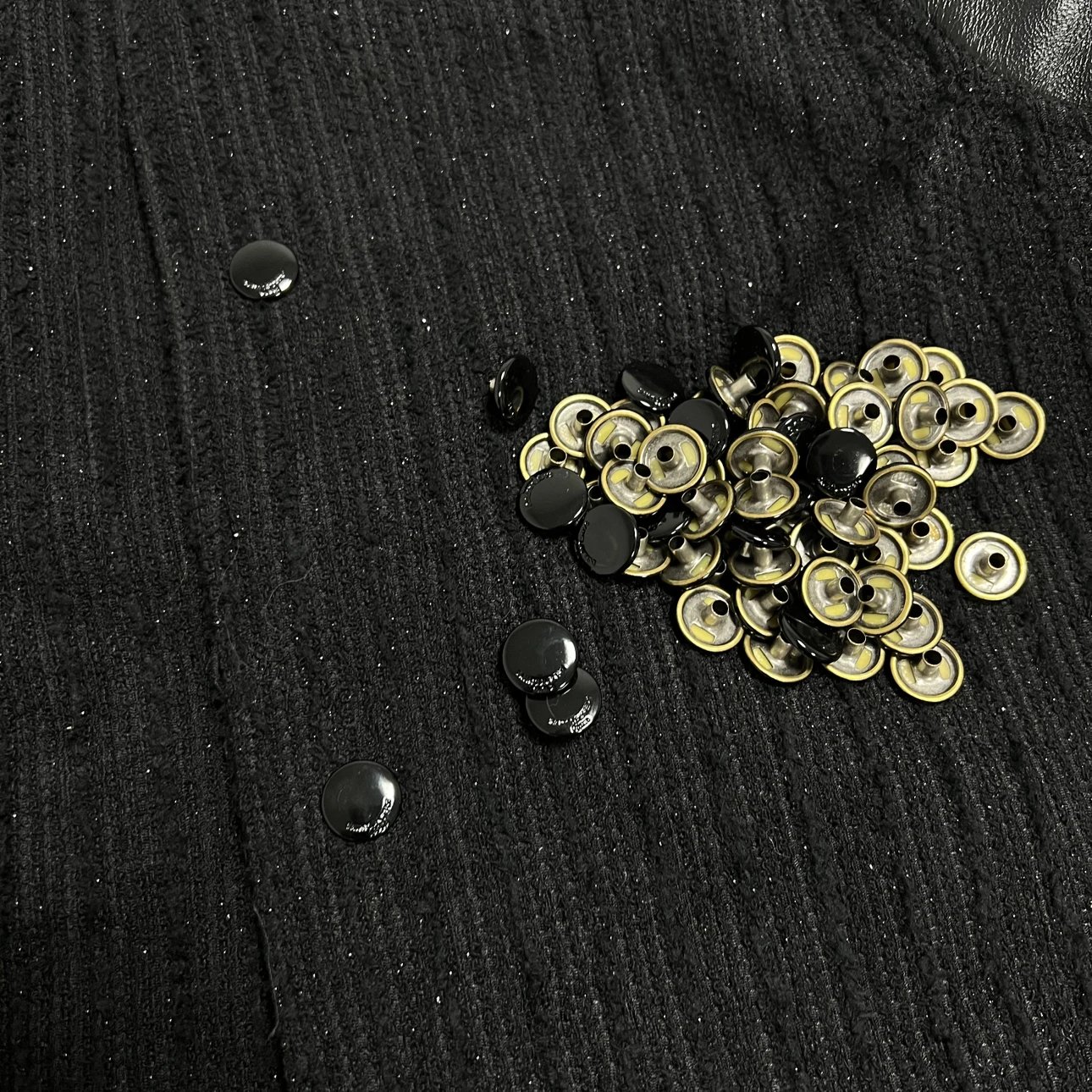 Loose snap components