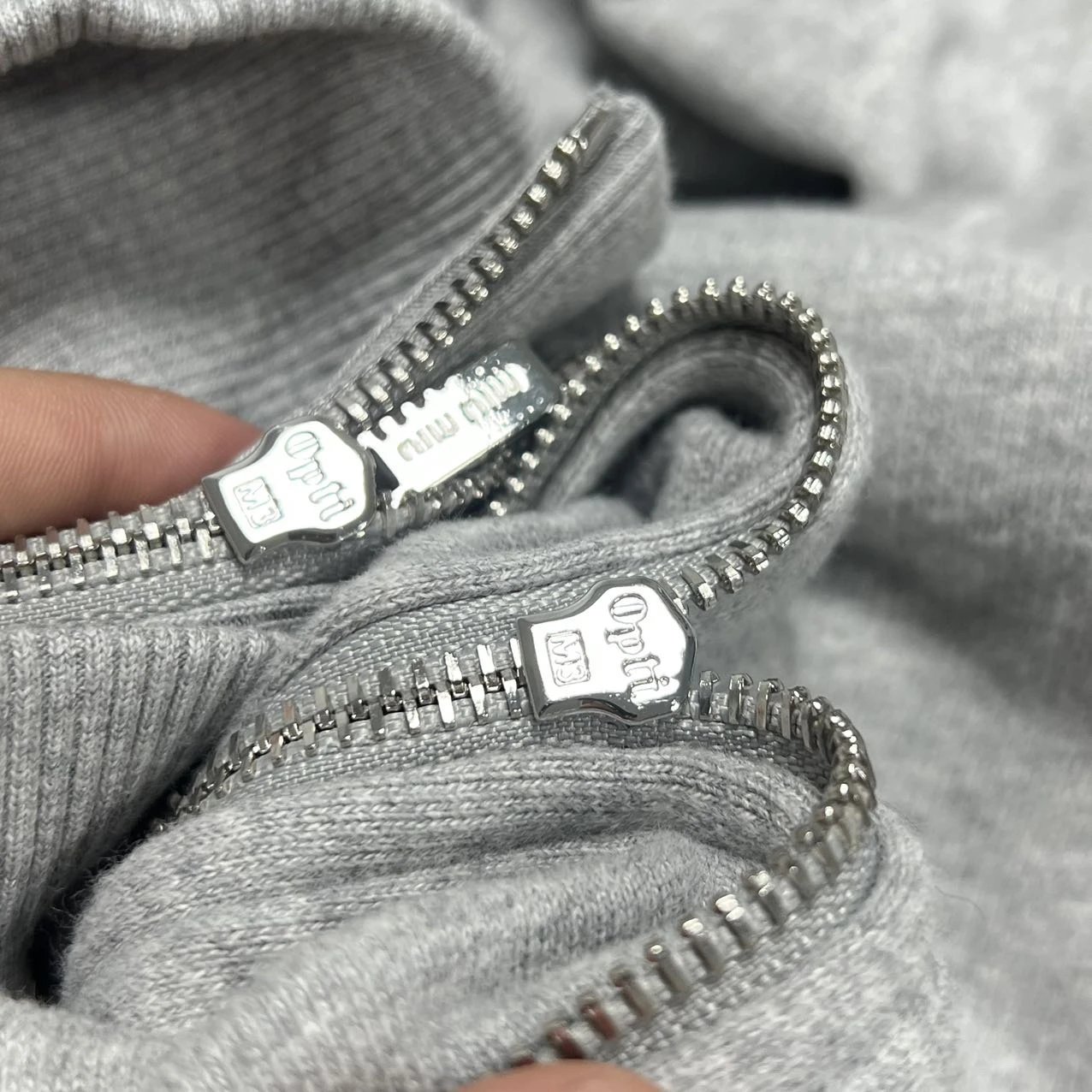 Reverse zipper-pull faces