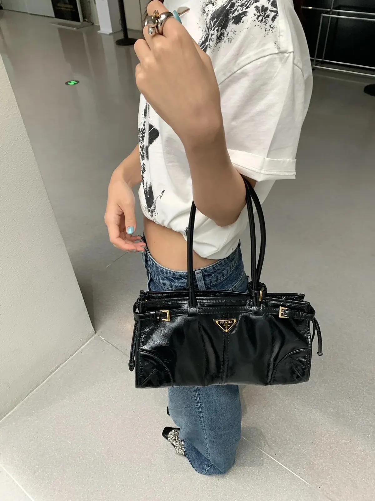 RD-B001 · Waxed Leather Buckle Handbag showcase view 1