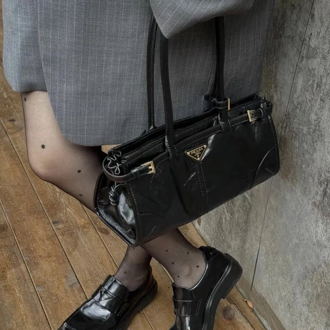 RD-B001 · Waxed Leather Buckle Handbag showcase view 2