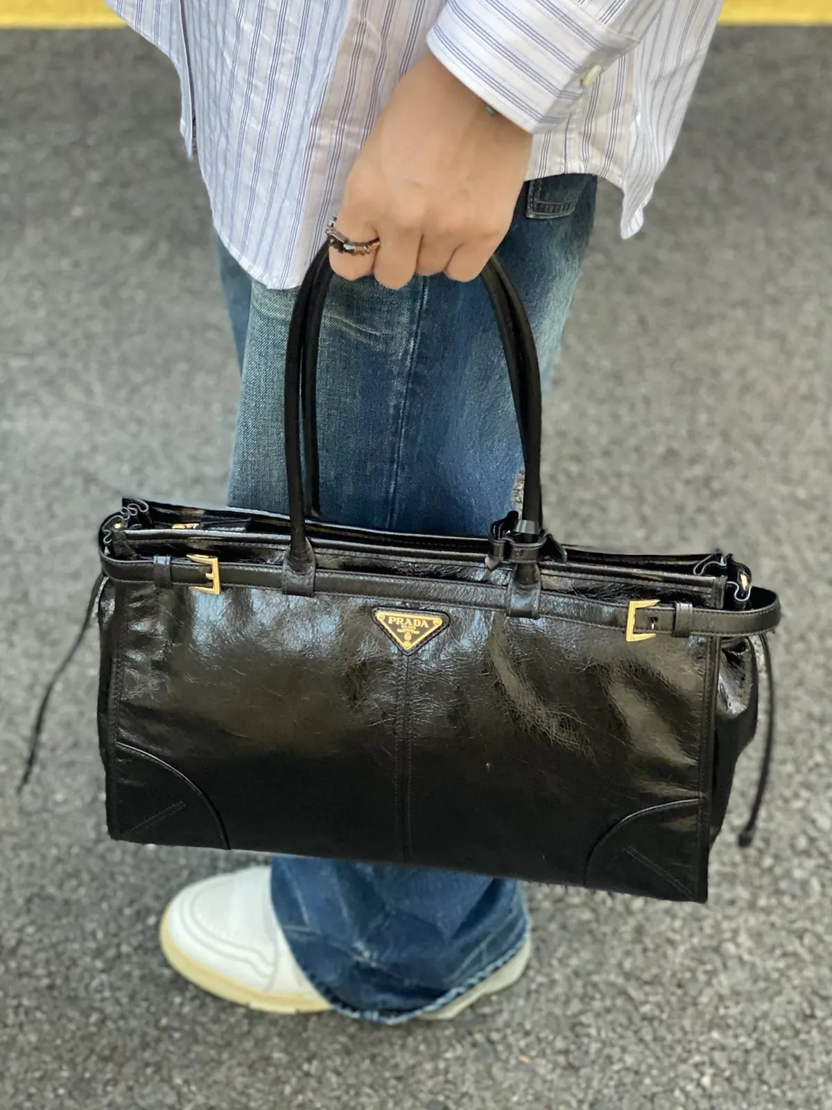RD-B001 · Waxed Leather Buckle Handbag showcase view 10