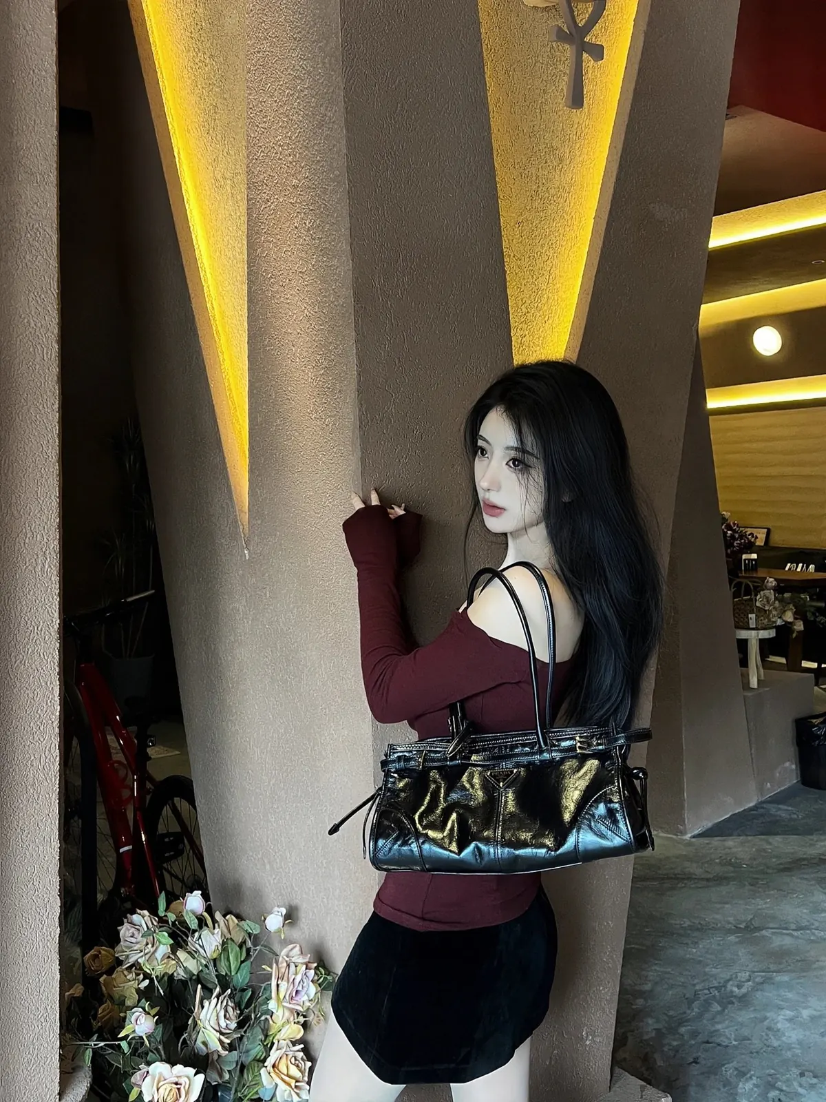 RD-B001 · Waxed Leather Buckle Handbag showcase view 17
