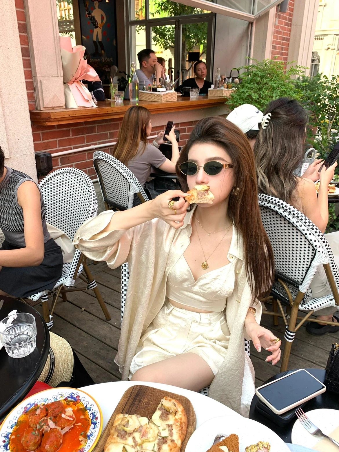 RD-A006 · Oval Metal Sunglasses showcase view 4