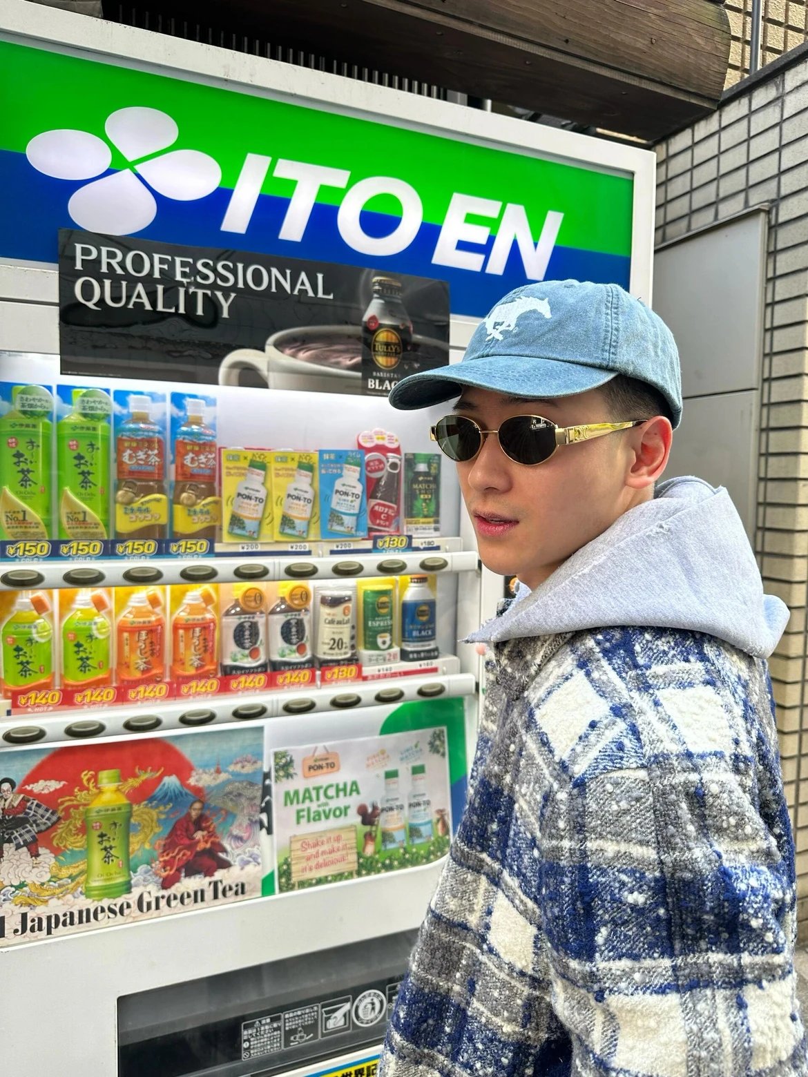 RD-A006 · Oval Metal Sunglasses showcase view 8