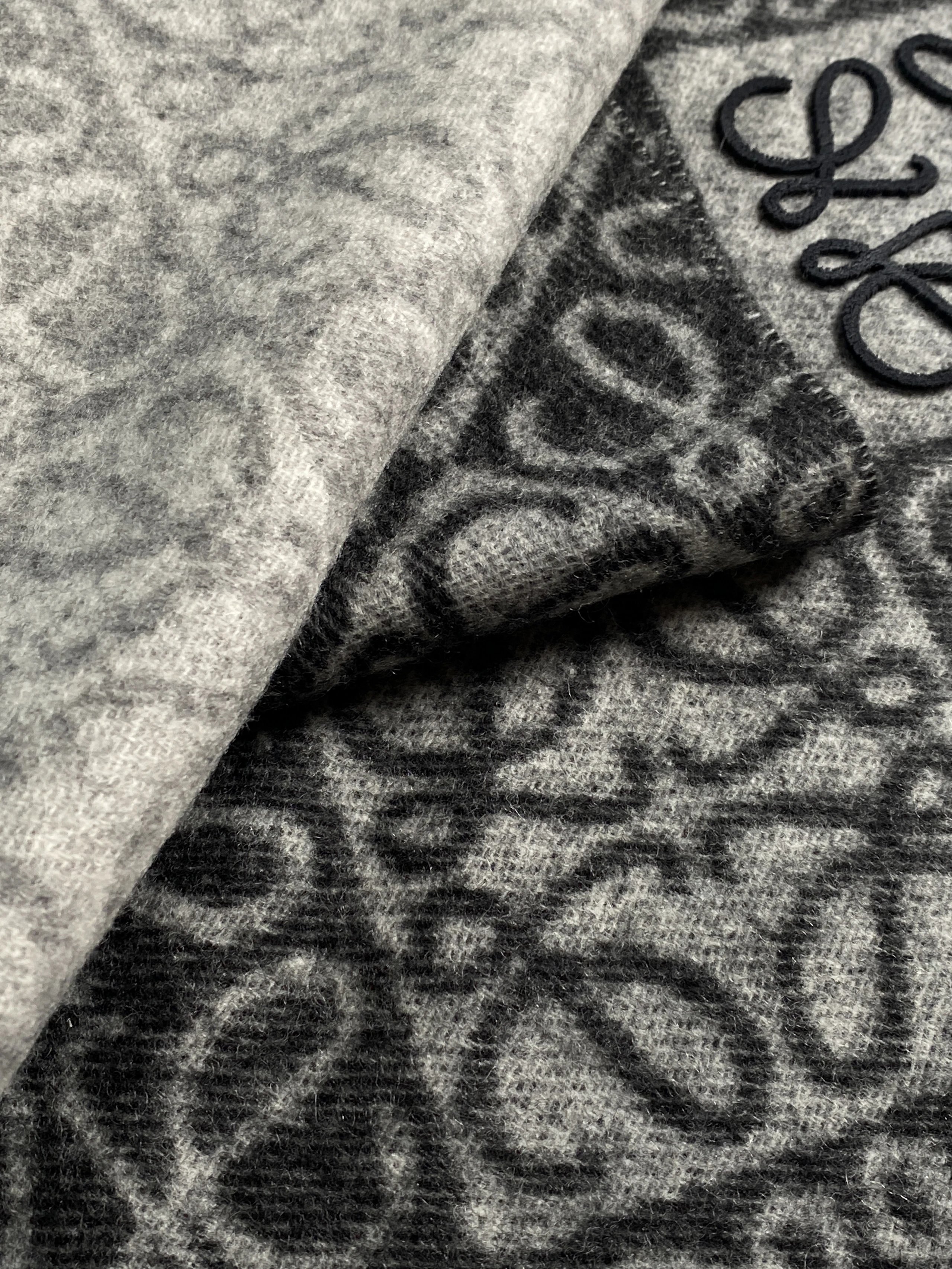 RD-A002 · Raised Motif Wool-Cashmere Scarf showcase view 9