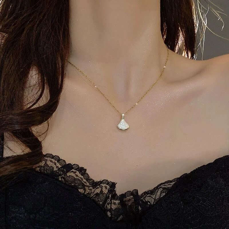 RD-A007 · Mother-of-Pearl Fan Pendant Necklace showcase view 3