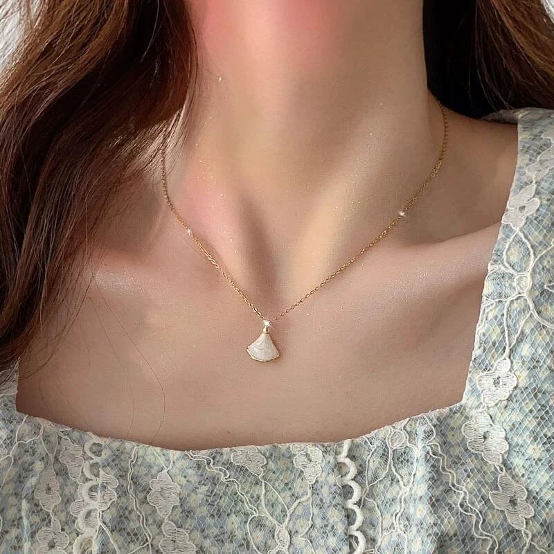 RD-A007 · Mother-of-Pearl Fan Pendant Necklace showcase view 5