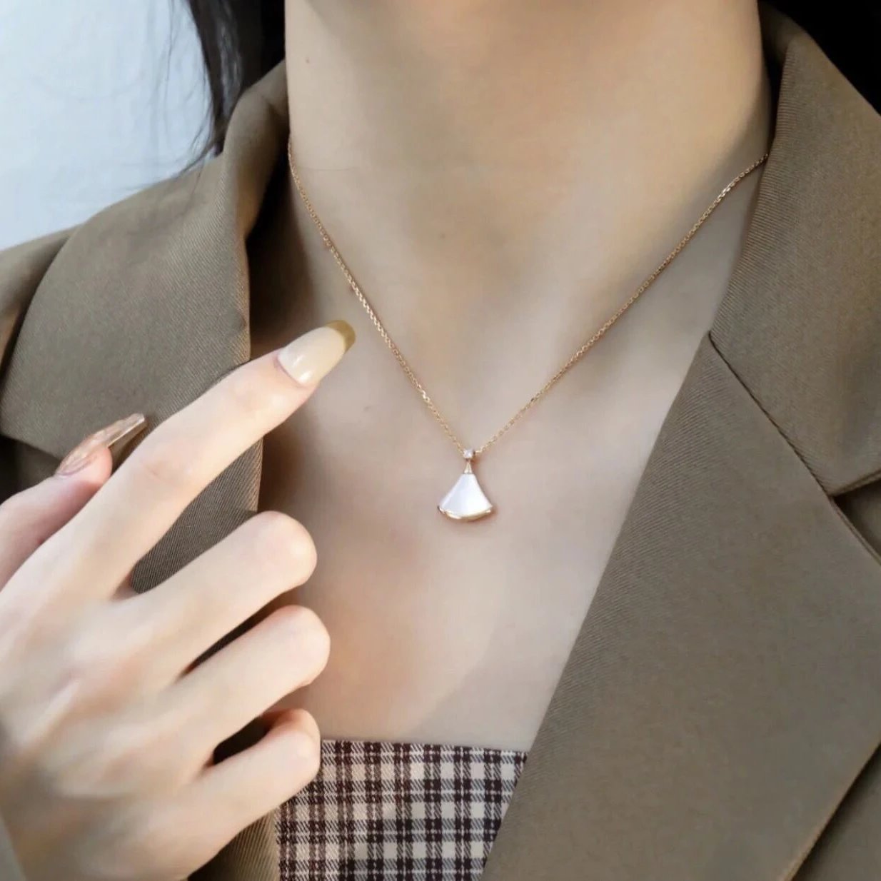 RD-A007 · Mother-of-Pearl Fan Pendant Necklace showcase view 7