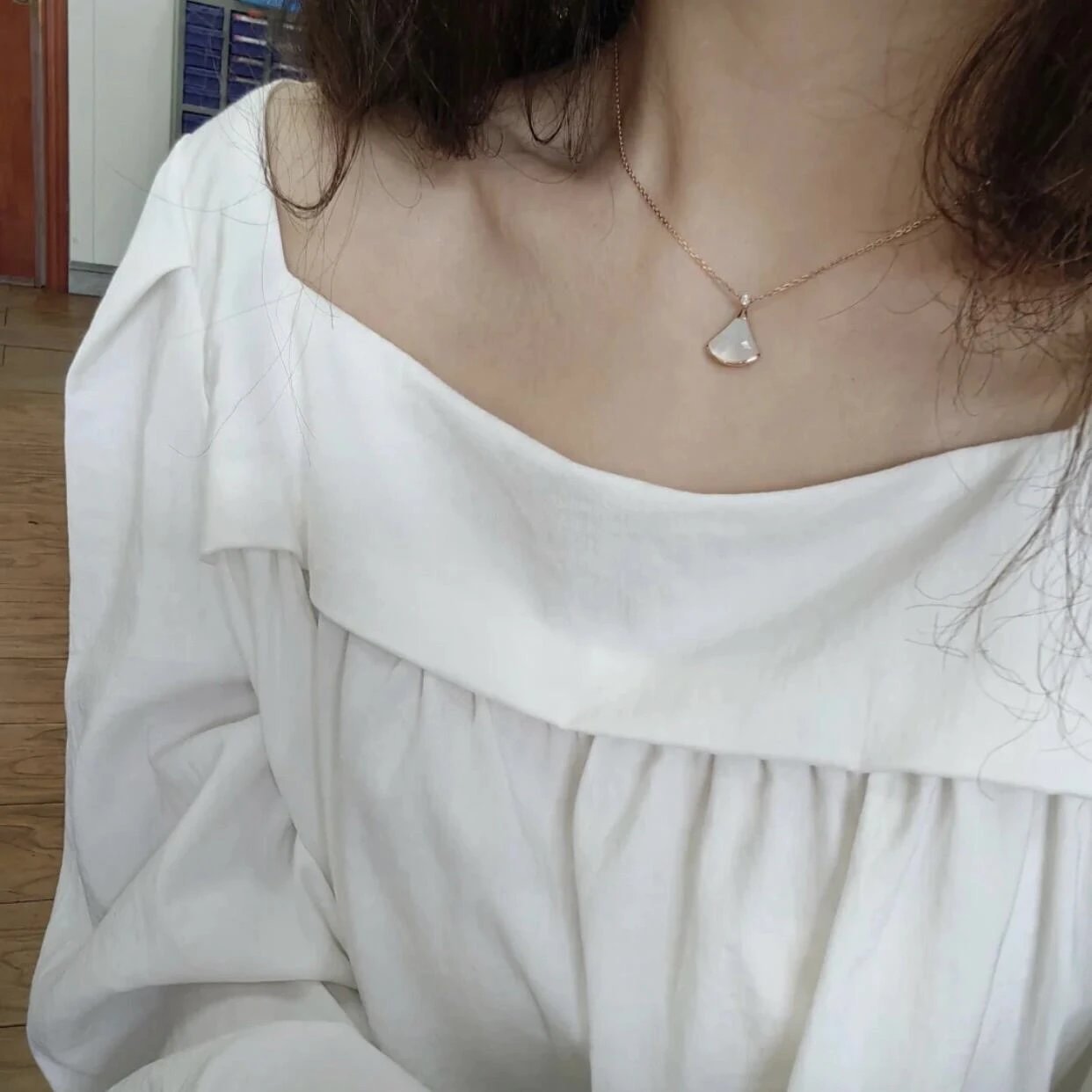 RD-A007 · Mother-of-Pearl Fan Pendant Necklace showcase view 8