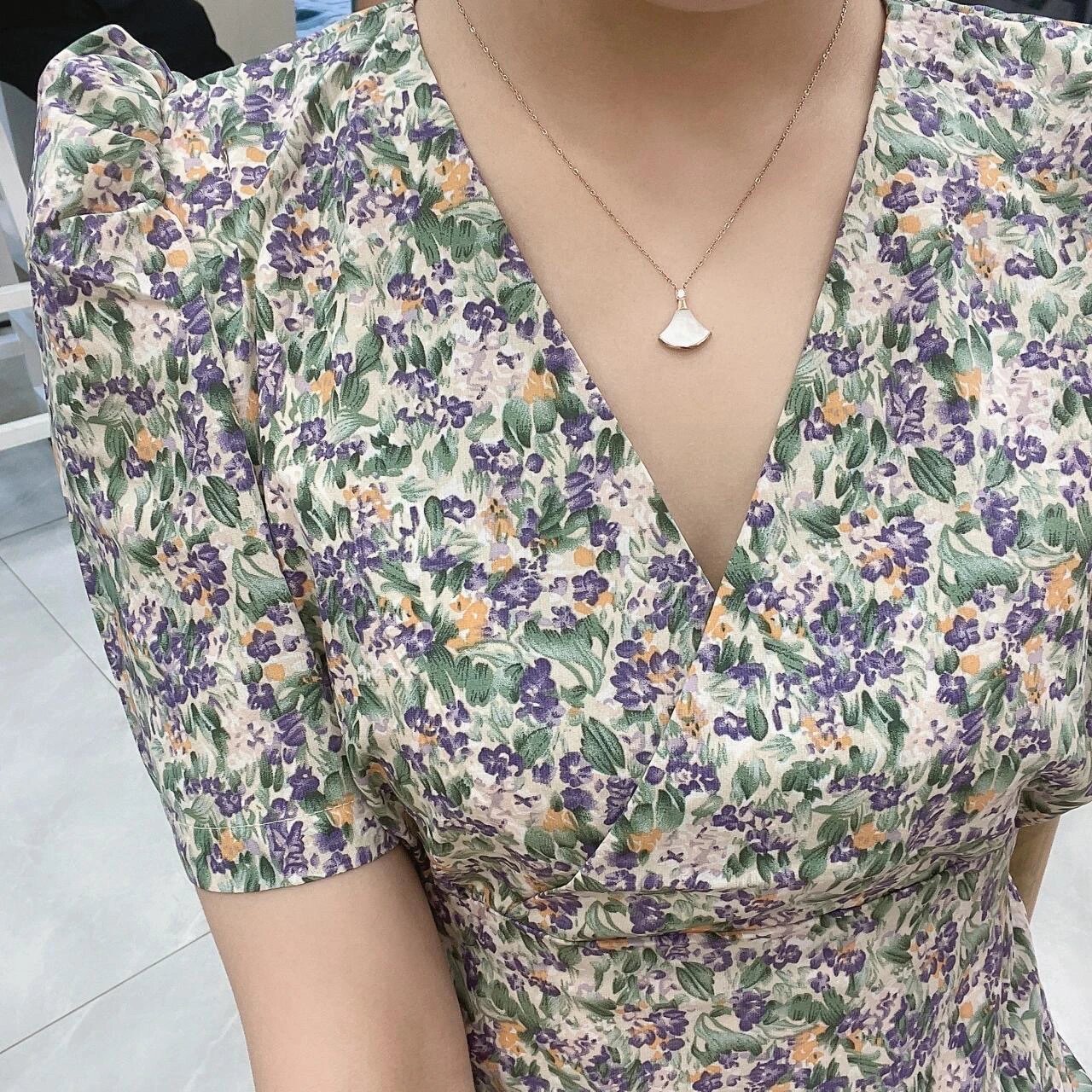 RD-A007 · Mother-of-Pearl Fan Pendant Necklace showcase view 9