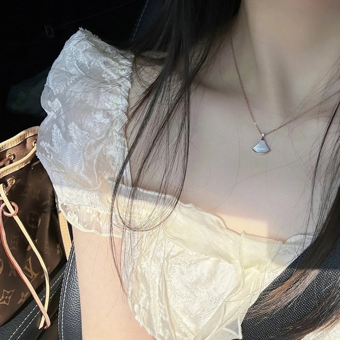 RD-A007 · Mother-of-Pearl Fan Pendant Necklace showcase view 10