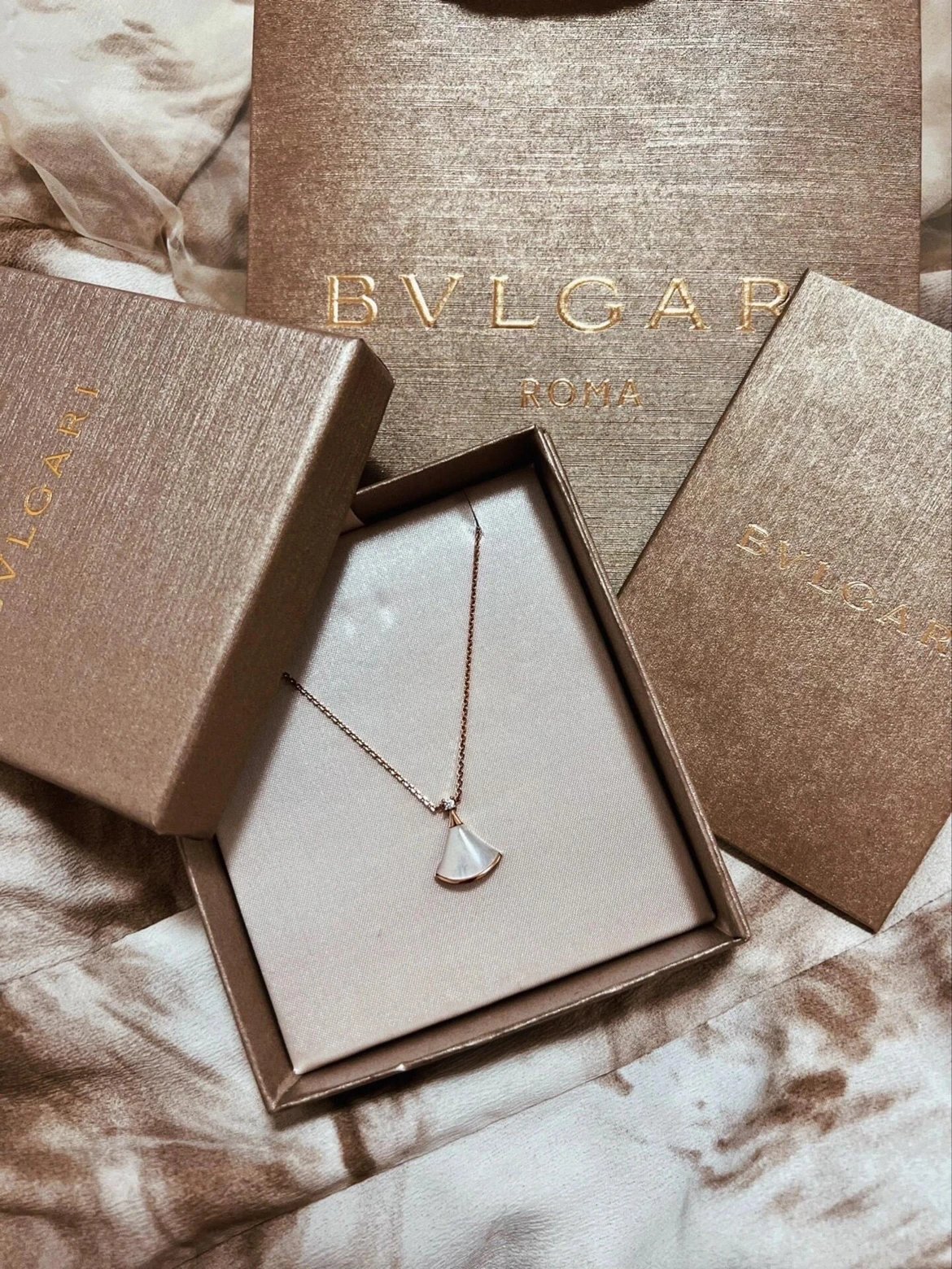 RD-A007 · Mother-of-Pearl Fan Pendant Necklace showcase view 1