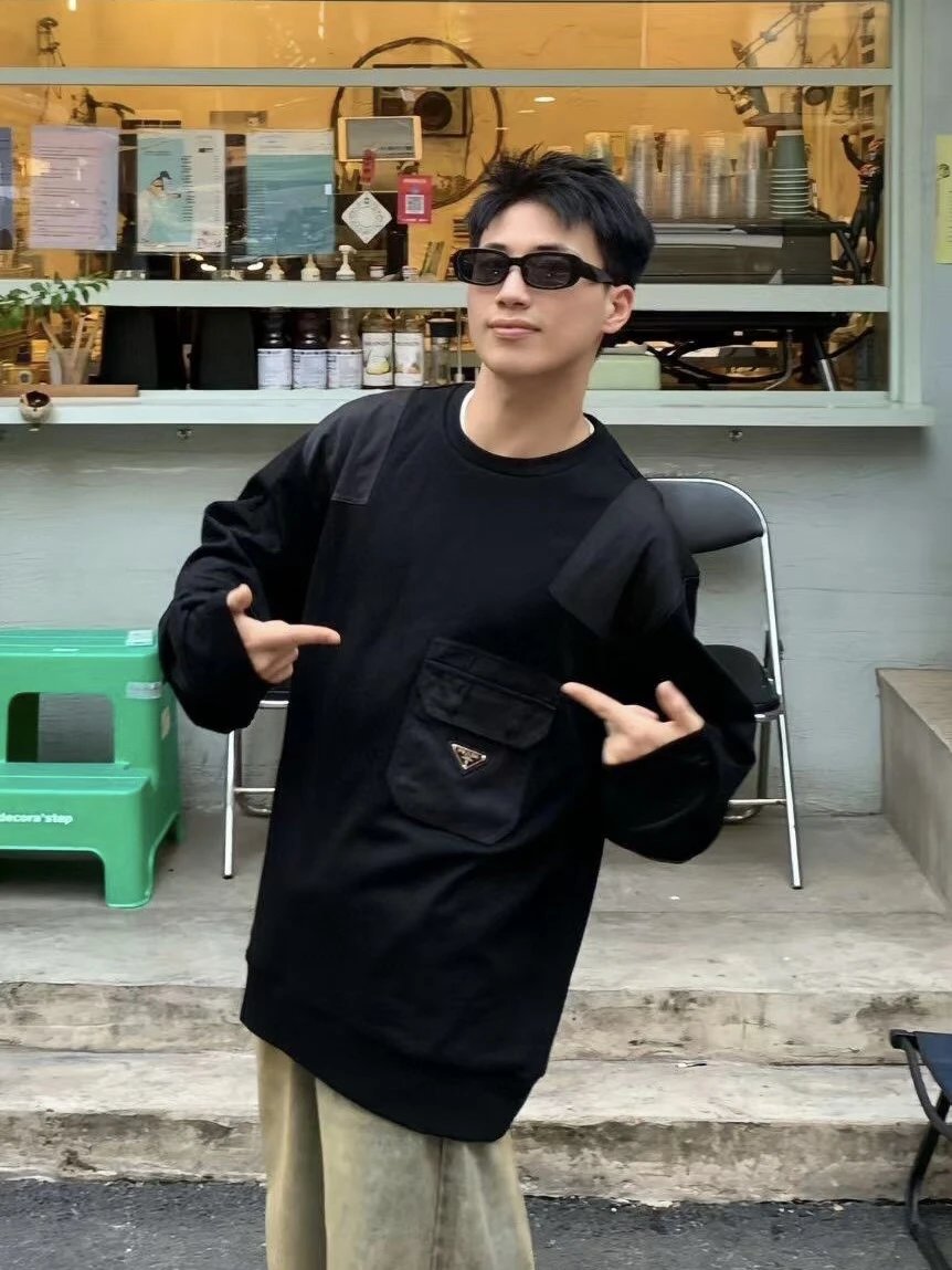 RD-C250 · Panelled Pocket Crewneck Sweatshirt showcase view 2