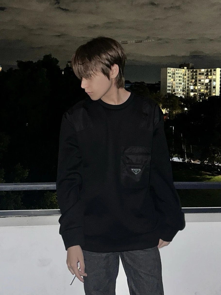 RD-C250 · Panelled Pocket Crewneck Sweatshirt showcase view 5