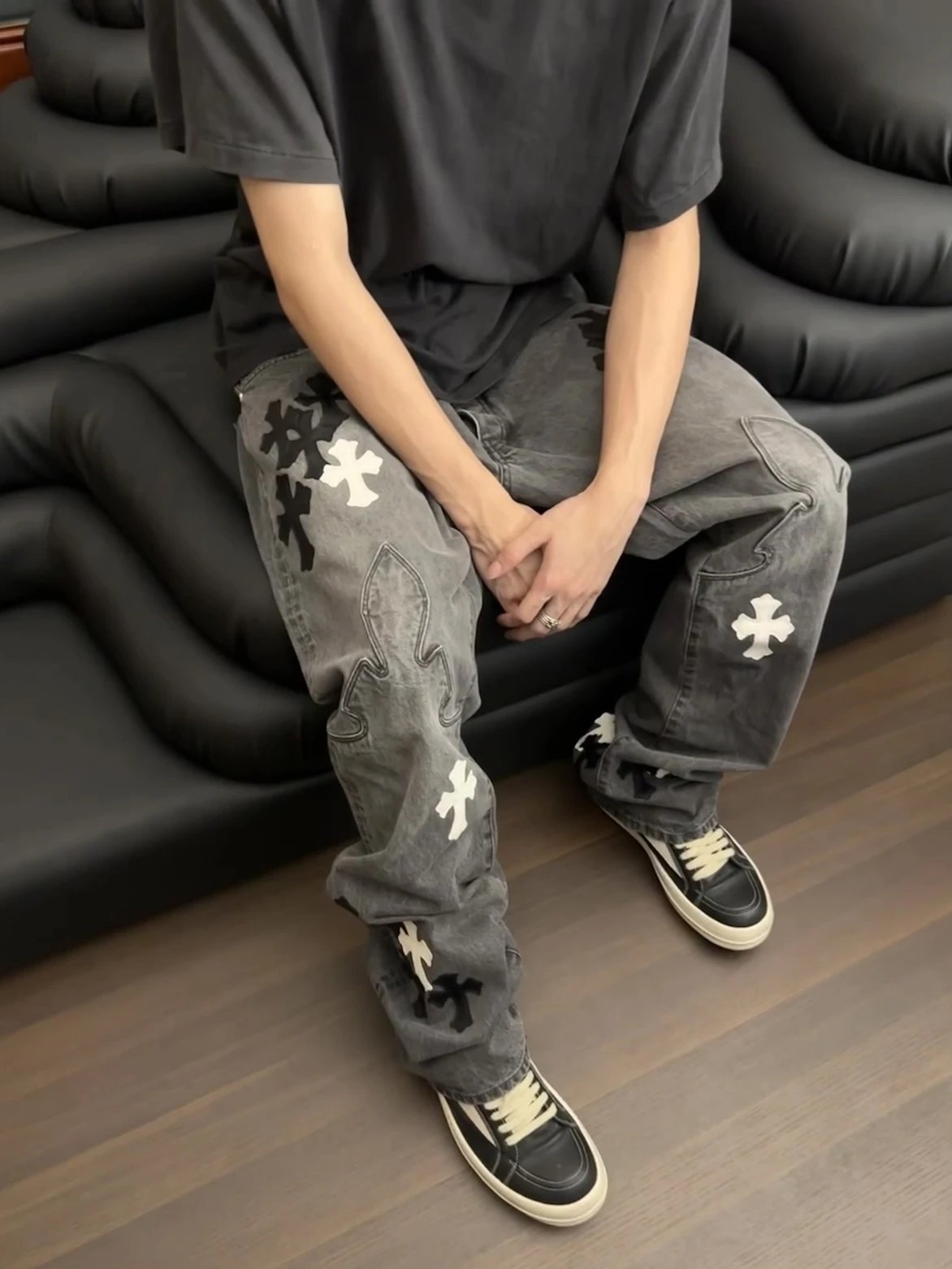 RD-C016 · Cross-Appliqué Washed Jeans showcase view 3
