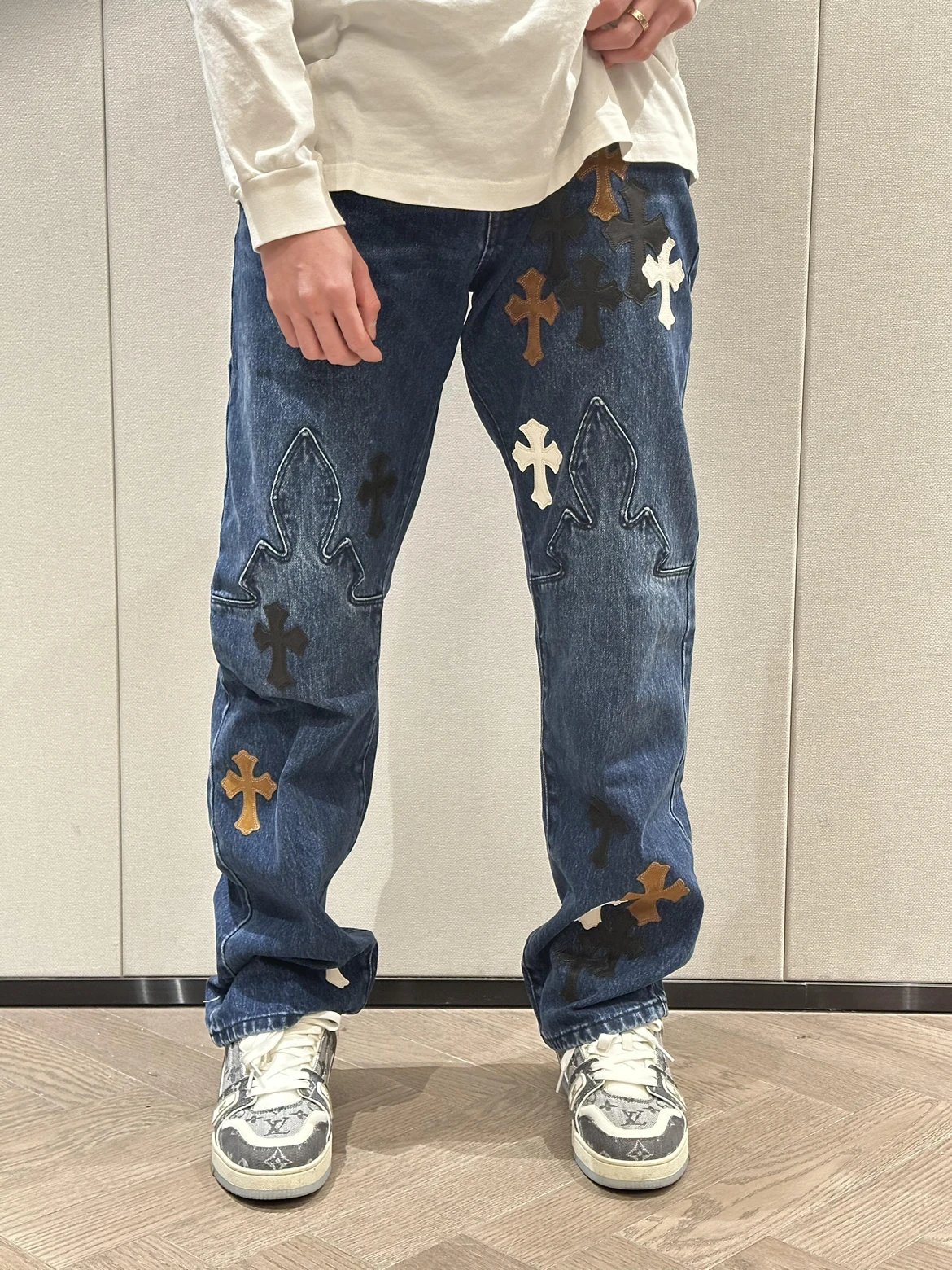 RD-C016 · Cross-Appliqué Washed Jeans showcase view 4