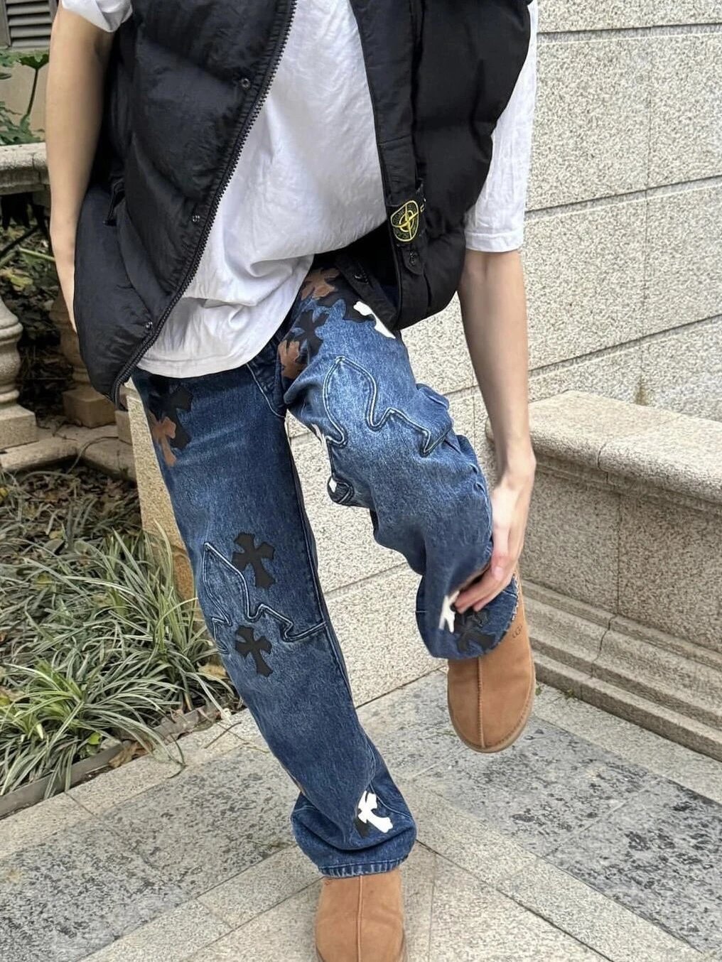RD-C016 · Cross-Appliqué Washed Jeans showcase view 10