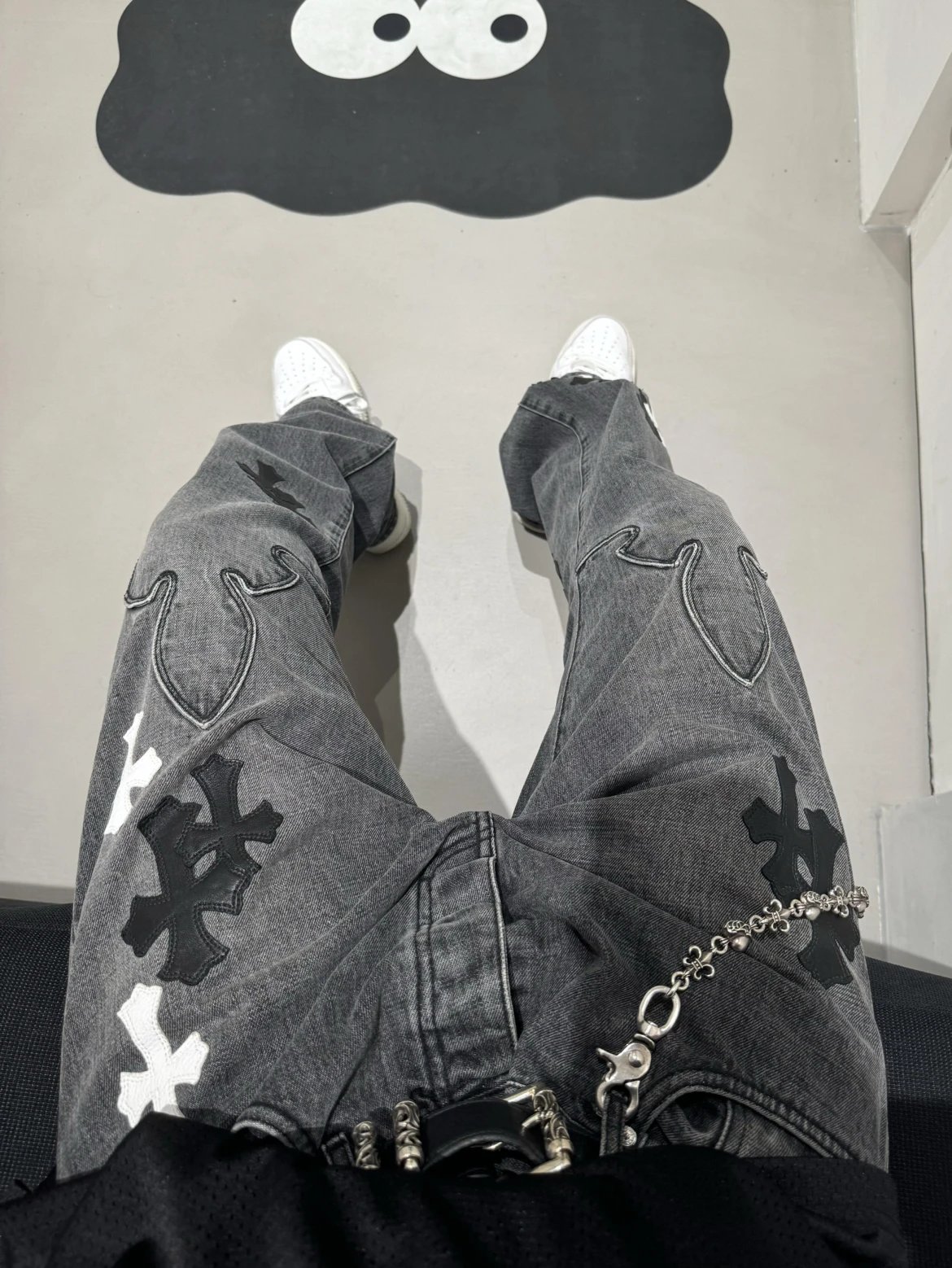 RD-C016 · Cross-Appliqué Washed Jeans showcase view 15