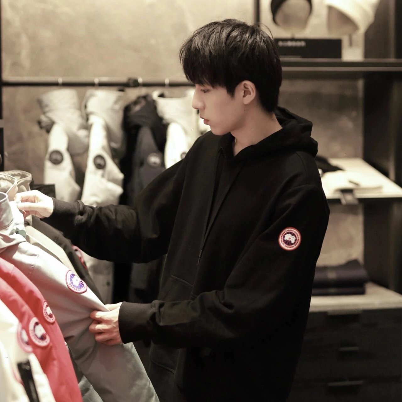 RD-C252 · Huron Logo Drawstring Hoodie – Black showcase view 1