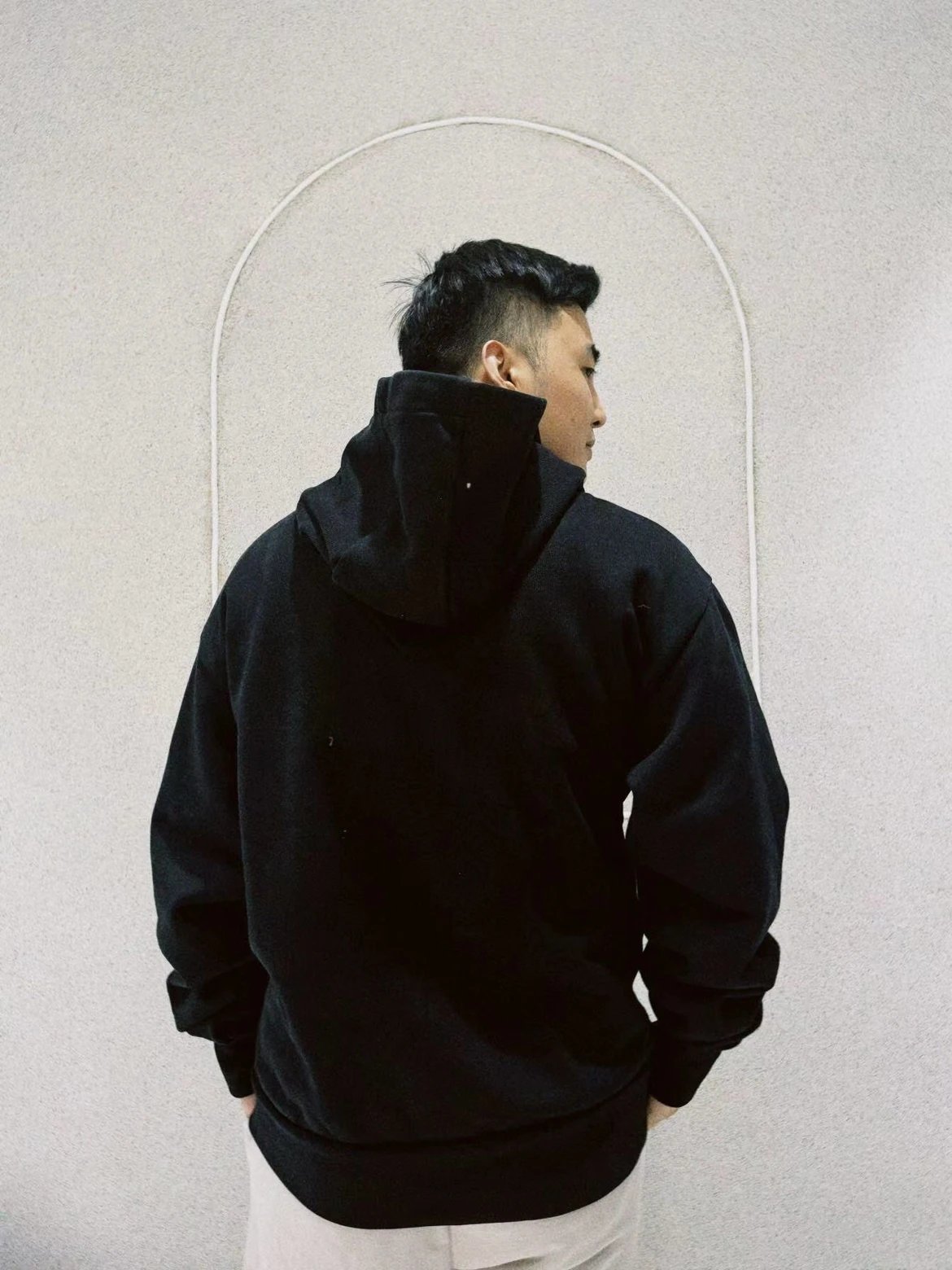 RD-C252 · Huron Logo Drawstring Hoodie – Black showcase view 4