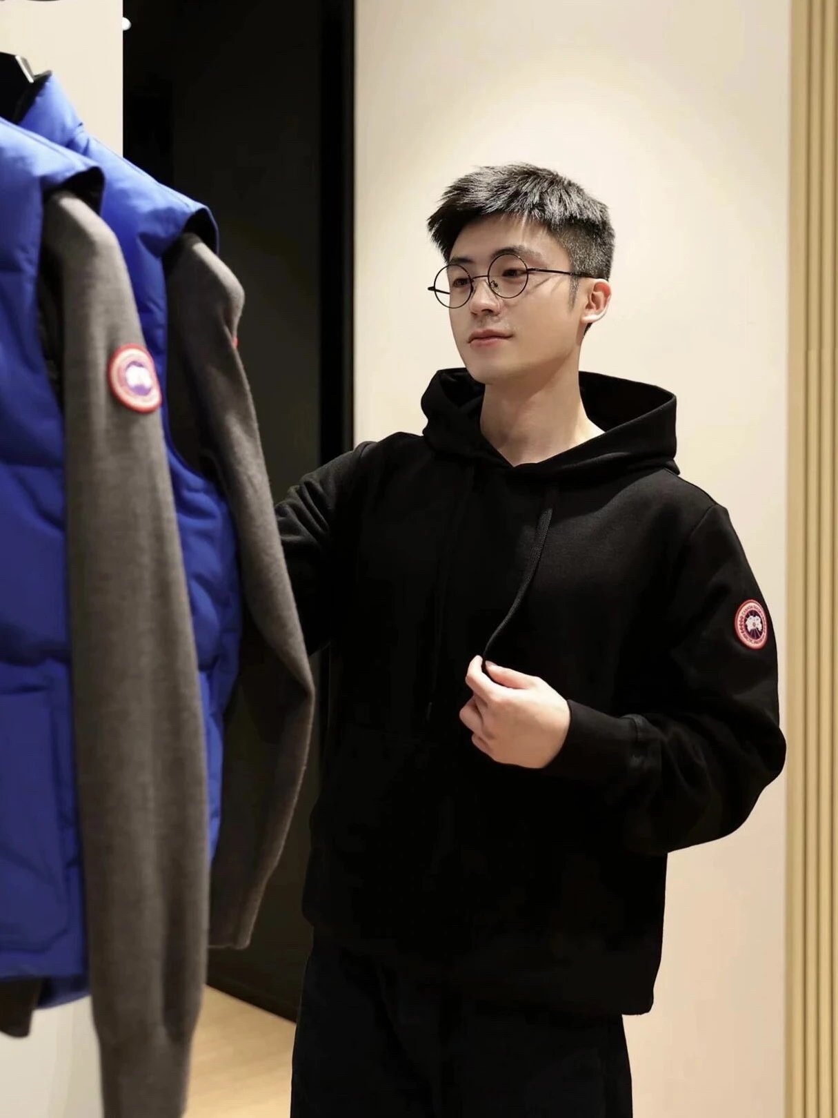 RD-C252 · Huron Logo Drawstring Hoodie – Black showcase view 8