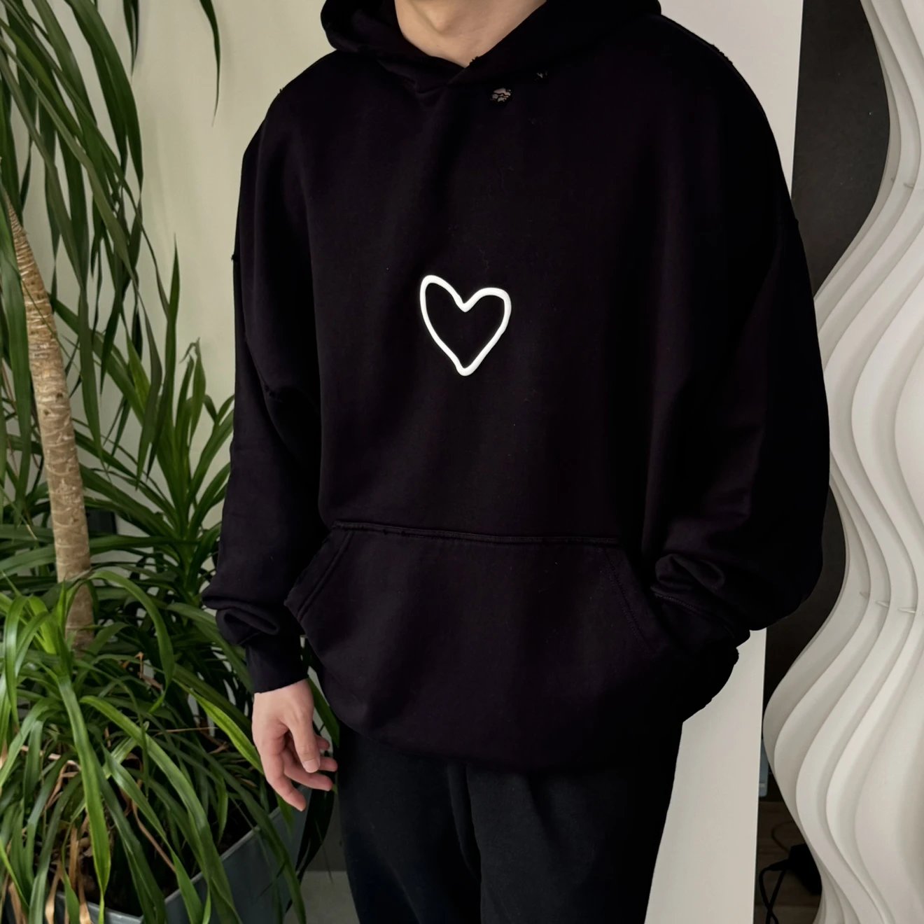 RD-C253 · Heart-Graphic Hoodie showcase view 1