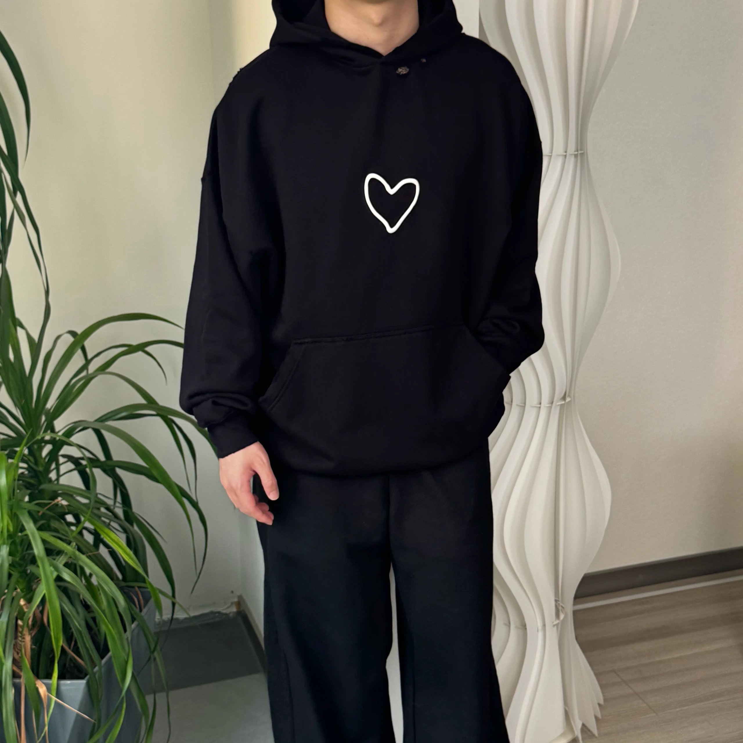 RD-C253 · Heart-Graphic Hoodie showcase view 2
