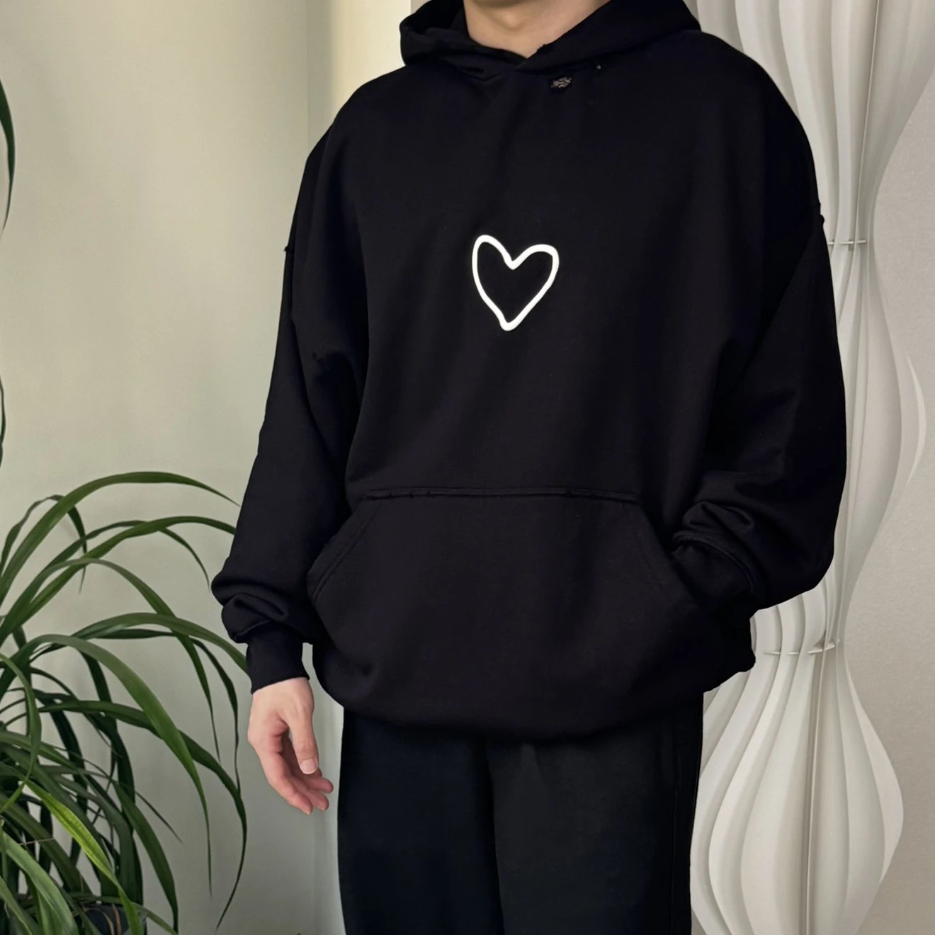 RD-C253 · Heart-Graphic Hoodie showcase view 15