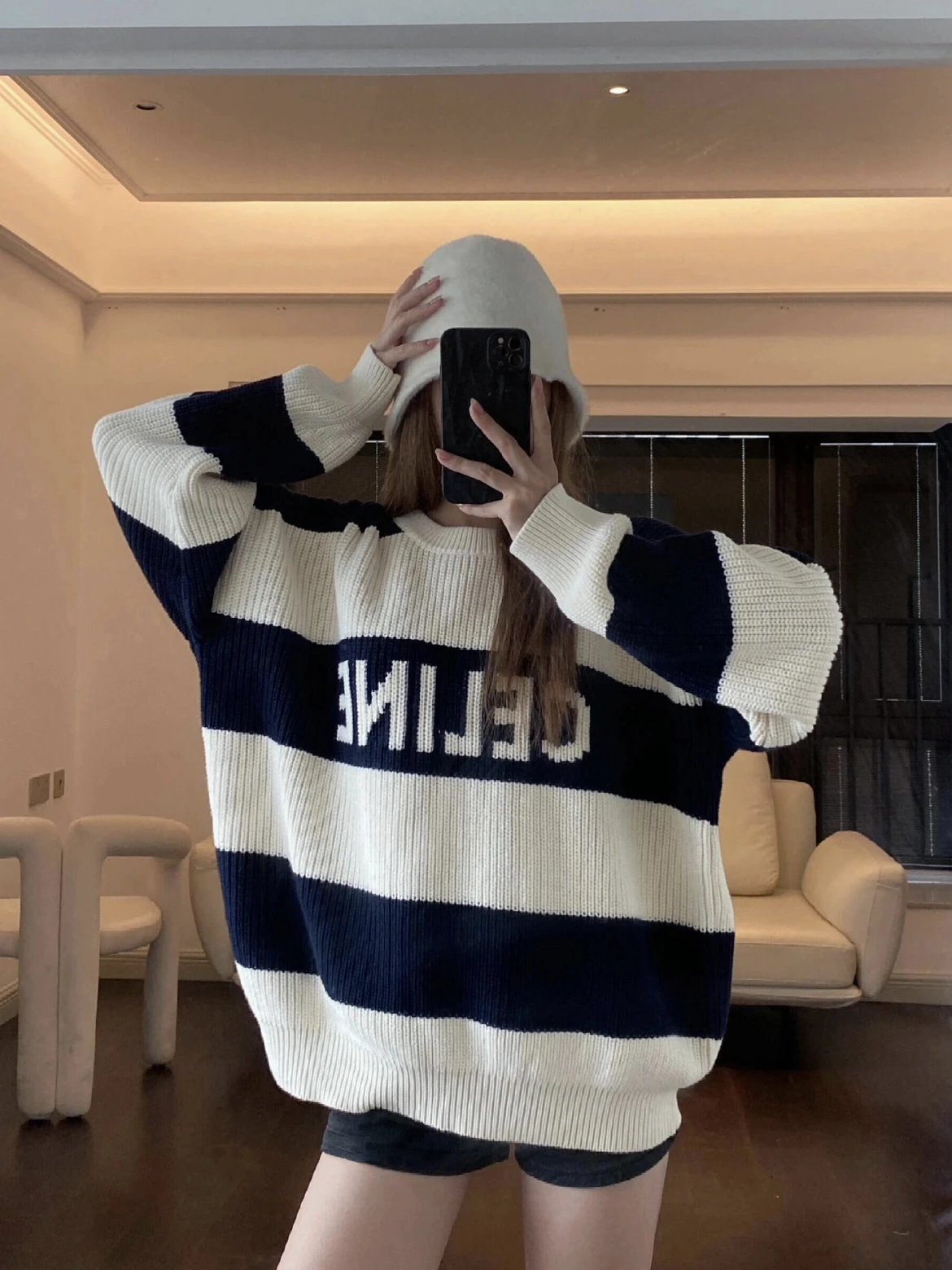 RD-C353 · Colorblock Logo Knit Sweater showcase view 3