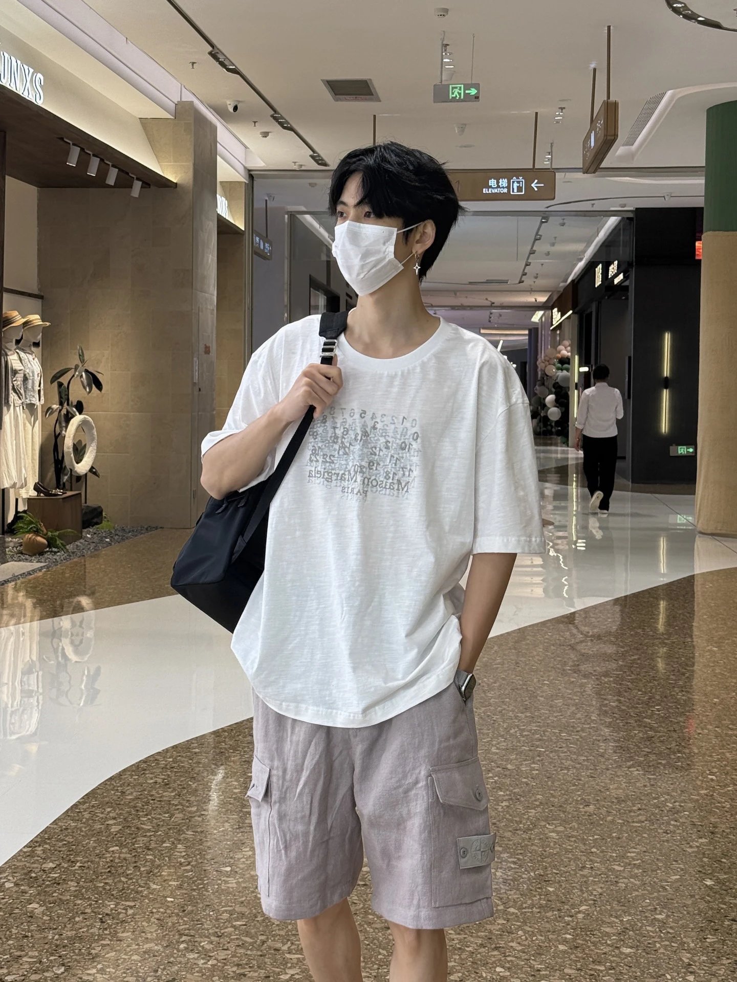 RD-C126 · Mirror Graphic Straight-Fit T-Shirt showcase view 4