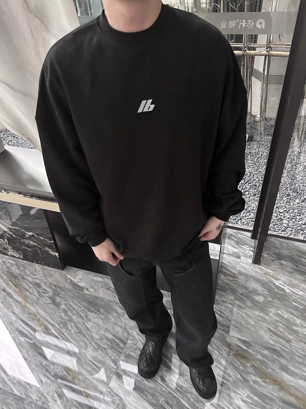 RD-C409 · Reflective Logo Sweatshirt & Straight-Leg Pants Set showcase view 2