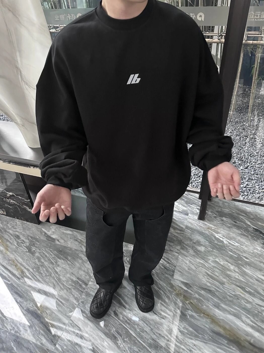 RD-C409 · Reflective Logo Sweatshirt & Straight-Leg Pants Set showcase view 4