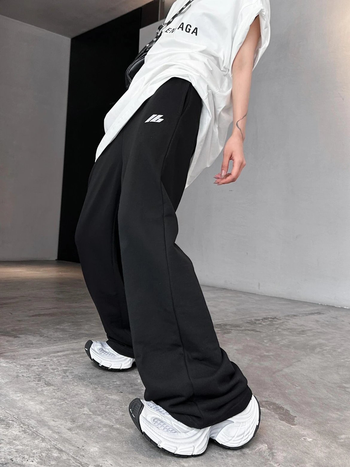 RD-C409 · Reflective Logo Sweatshirt & Straight-Leg Pants Set showcase view 8