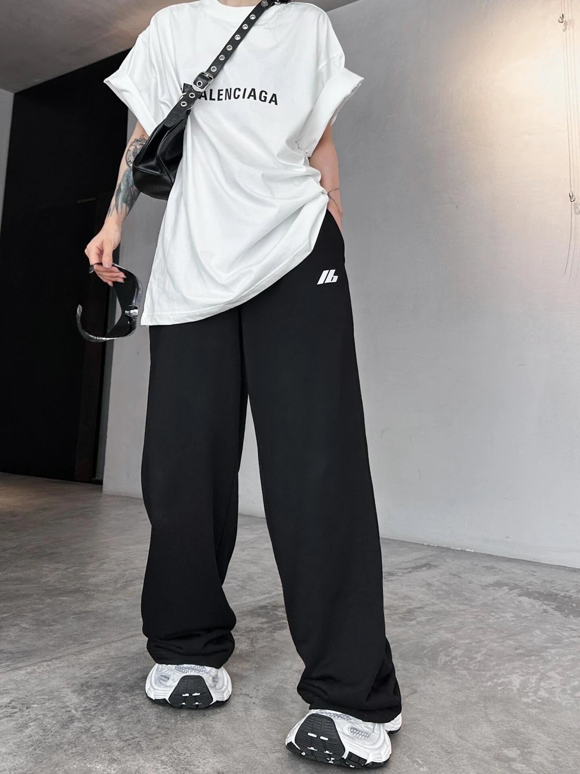 RD-C409 · Reflective Logo Sweatshirt & Straight-Leg Pants Set showcase view 9