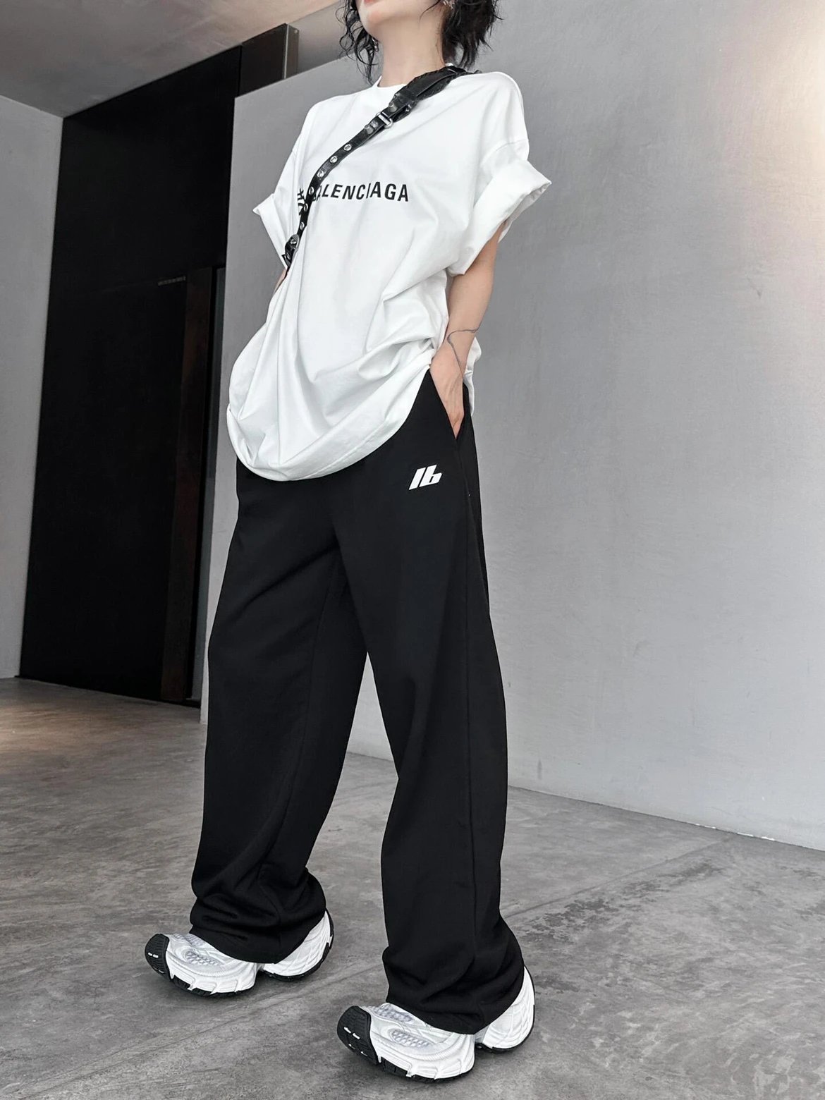 RD-C409 · Reflective Logo Sweatshirt & Straight-Leg Pants Set showcase view 12