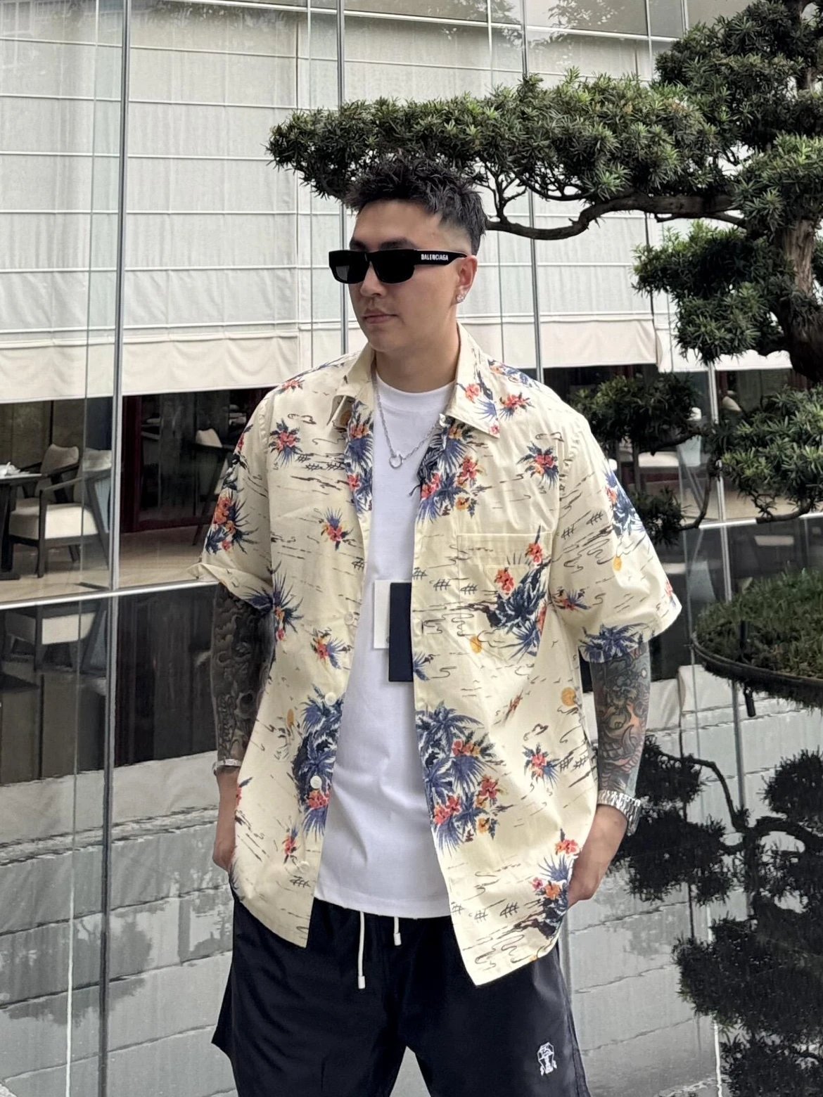 RD-C134 · Hawaiian Floral Short-Sleeve Shirt showcase view 2