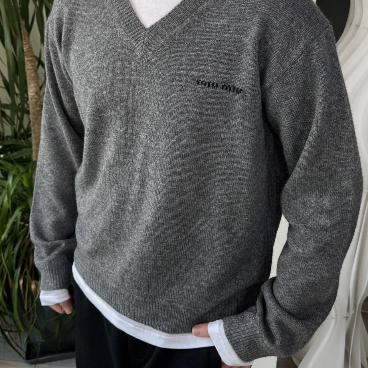 RD-C359 · Layered V-Neck Cashmere Sweater showcase view 1