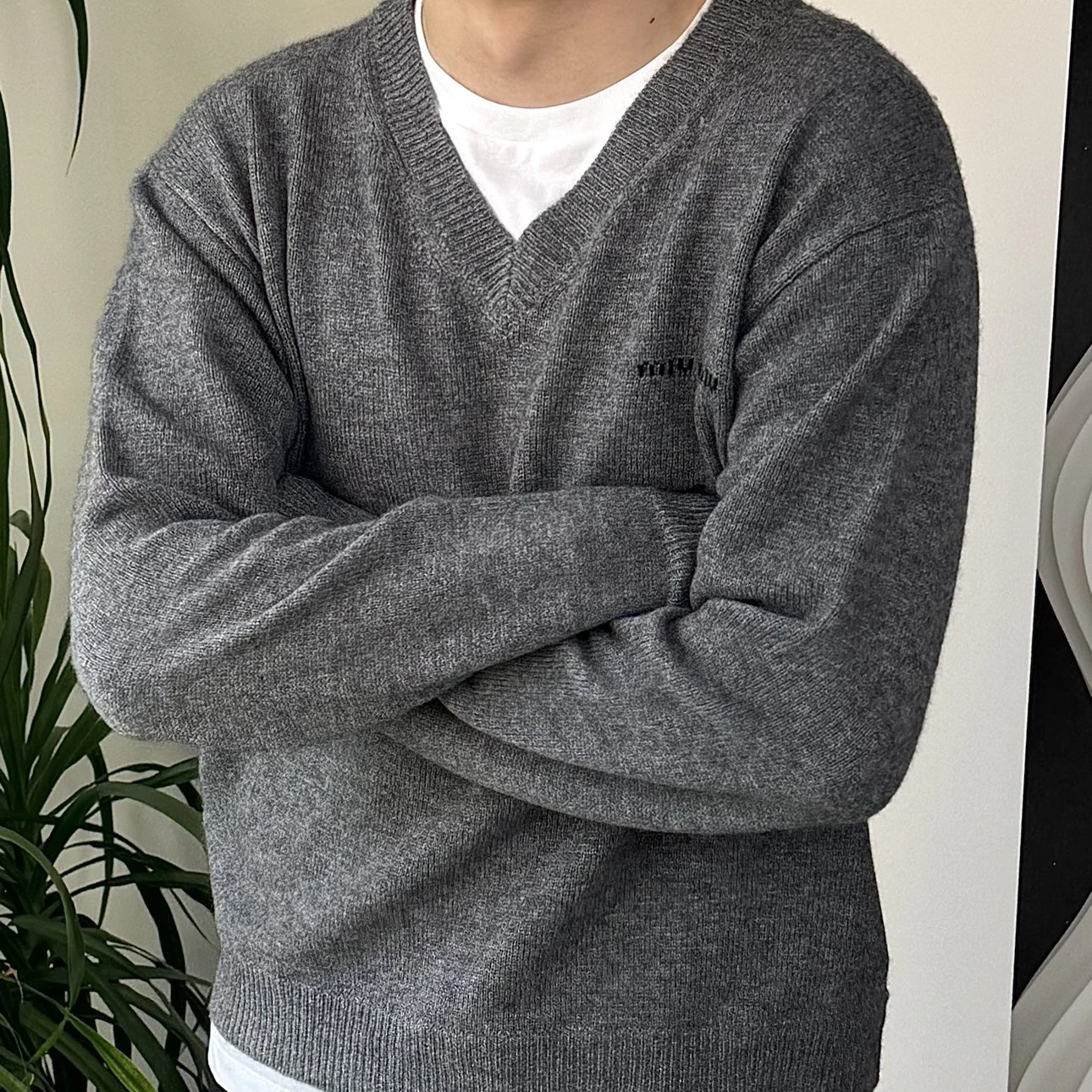 RD-C359 · Layered V-Neck Cashmere Sweater showcase view 3