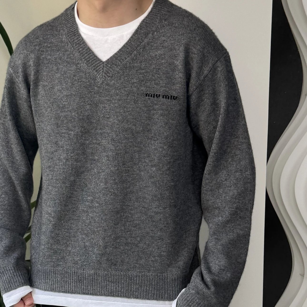 RD-C359 · Layered V-Neck Cashmere Sweater showcase view 4
