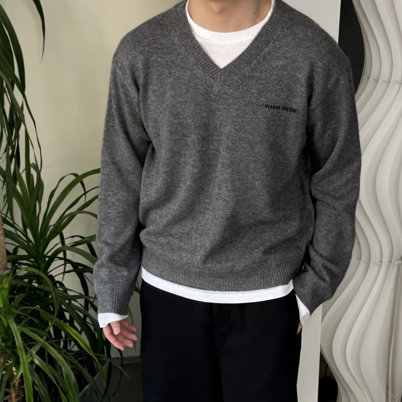 RD-C359 · Layered V-Neck Cashmere Sweater showcase view 5