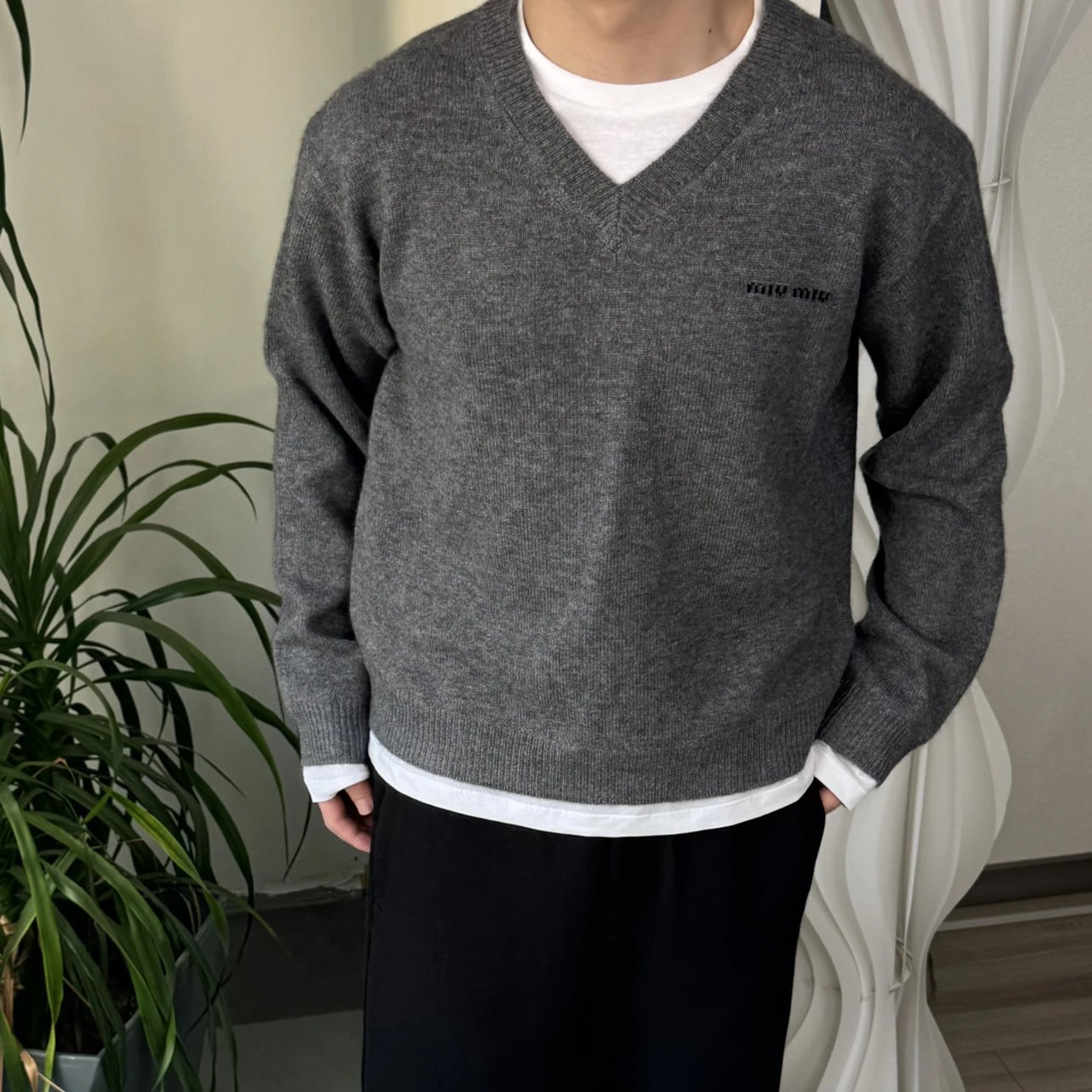 RD-C359 · Layered V-Neck Cashmere Sweater showcase view 6