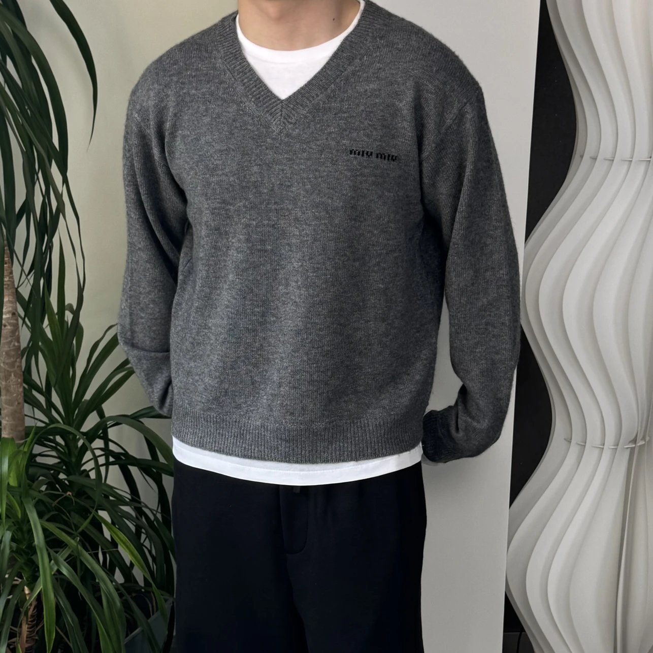 RD-C359 · Layered V-Neck Cashmere Sweater showcase view 7